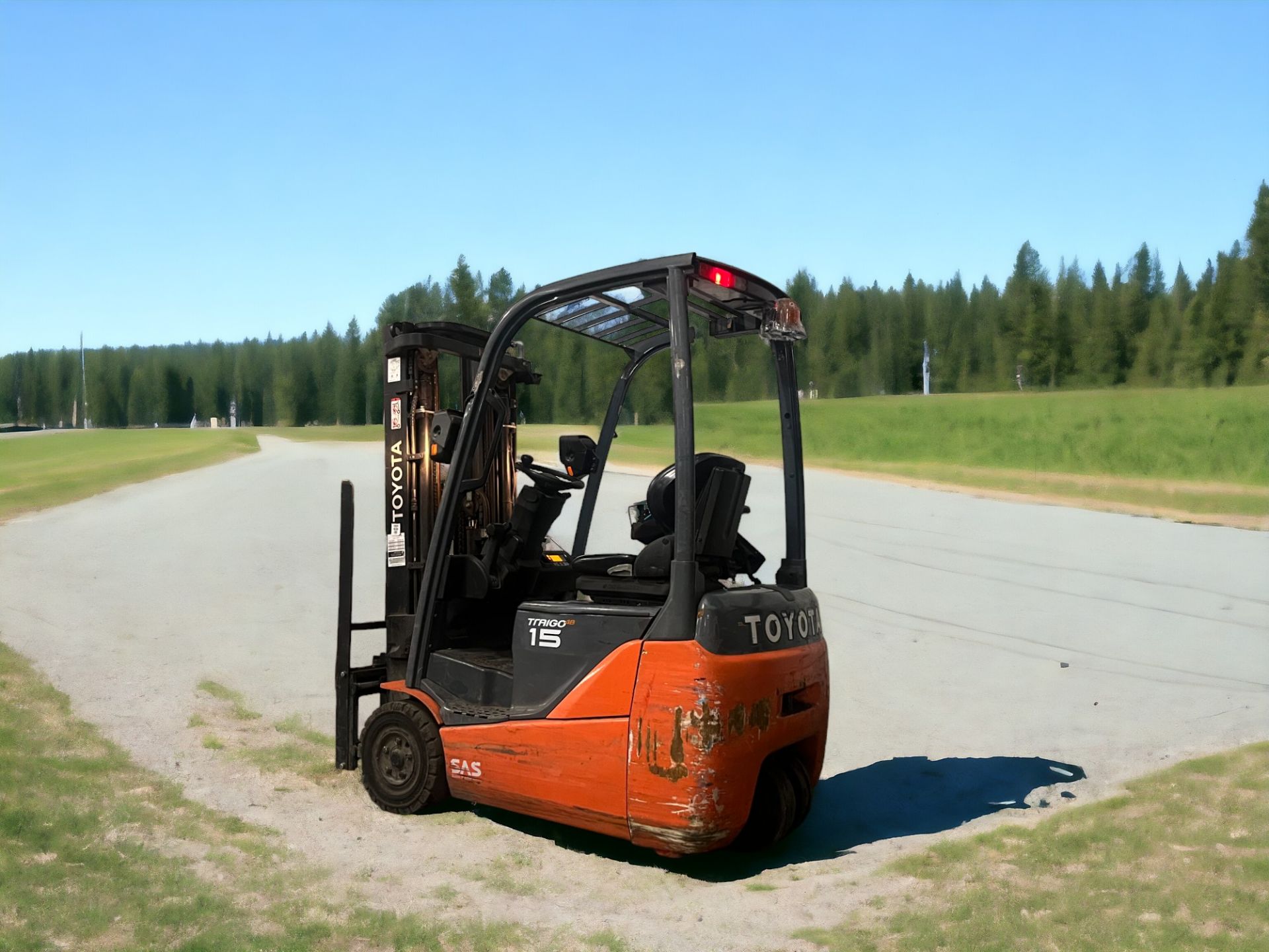 TOYOTA ELECTRIC 4-WHEEL FORKLIFT - 8FBET15 (2013) **(INCLUDES CHARGER)** - Image 3 of 6