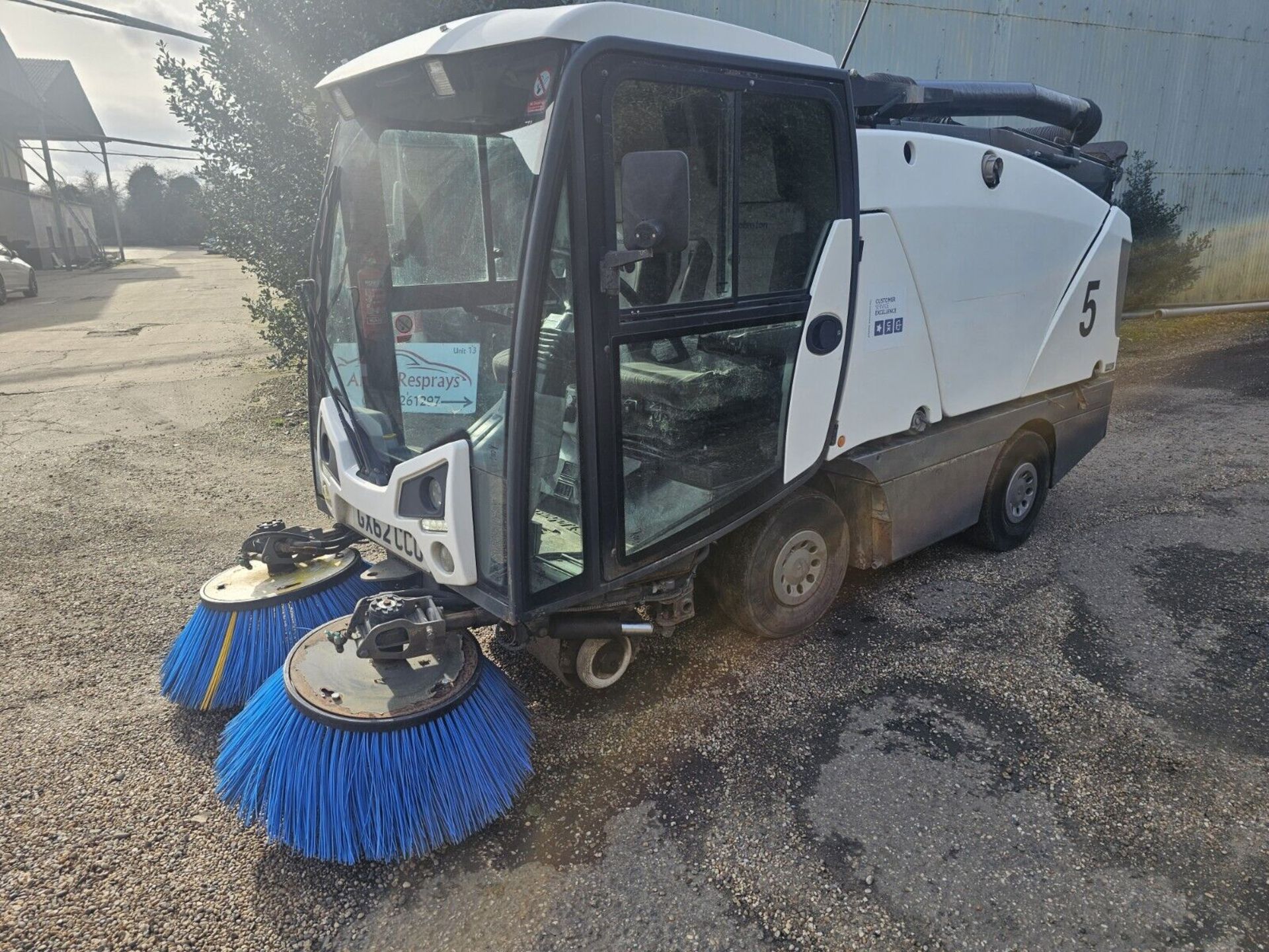 2013 JOHNSTON ROAD SWEEPER (HYDROSTATIC) - Image 3 of 5