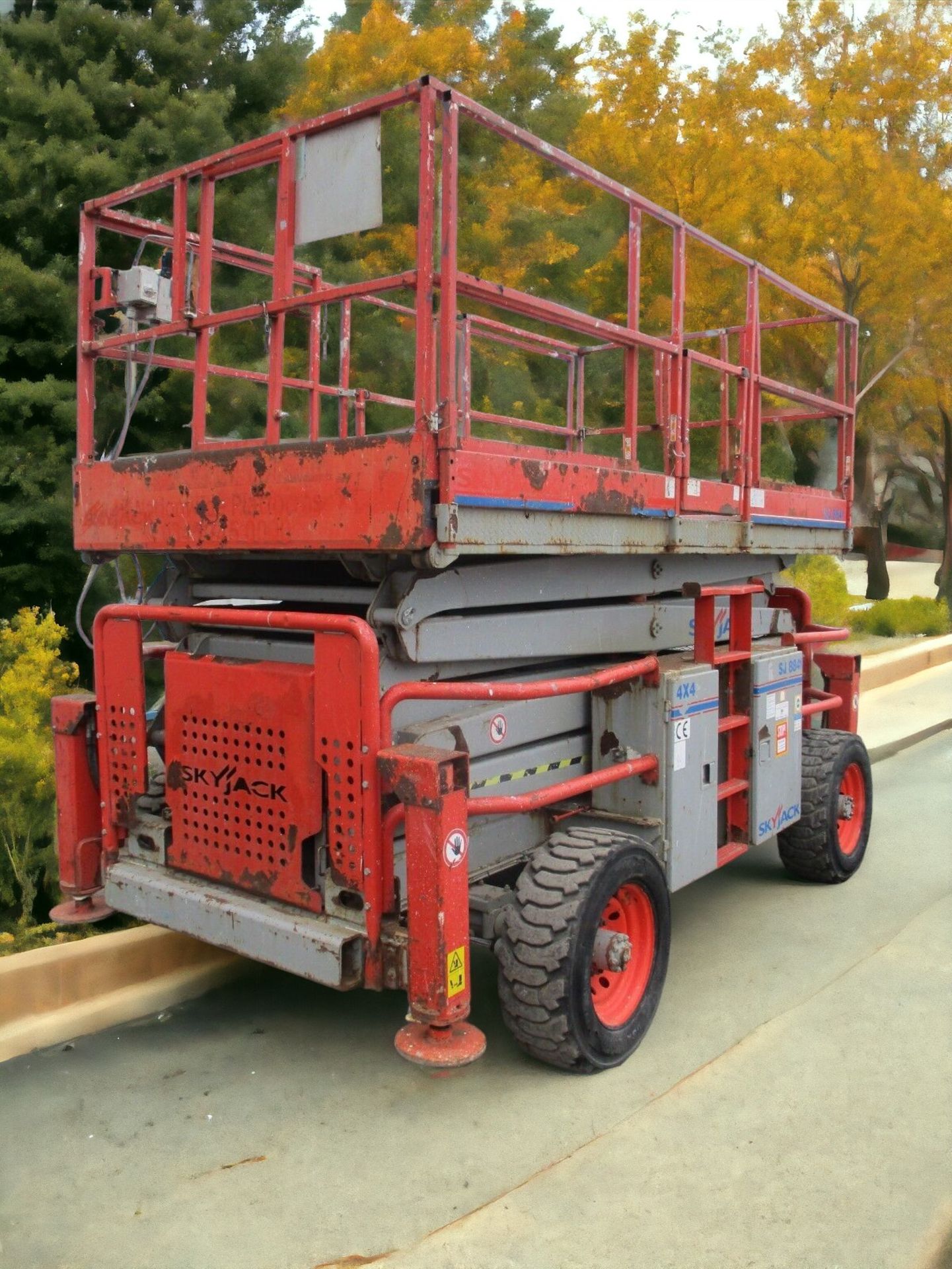 2012 SKYJACK SJ8841 SCISSOR LIFT WITH LEVELLING JACK LEGS - Bild 3 aus 13