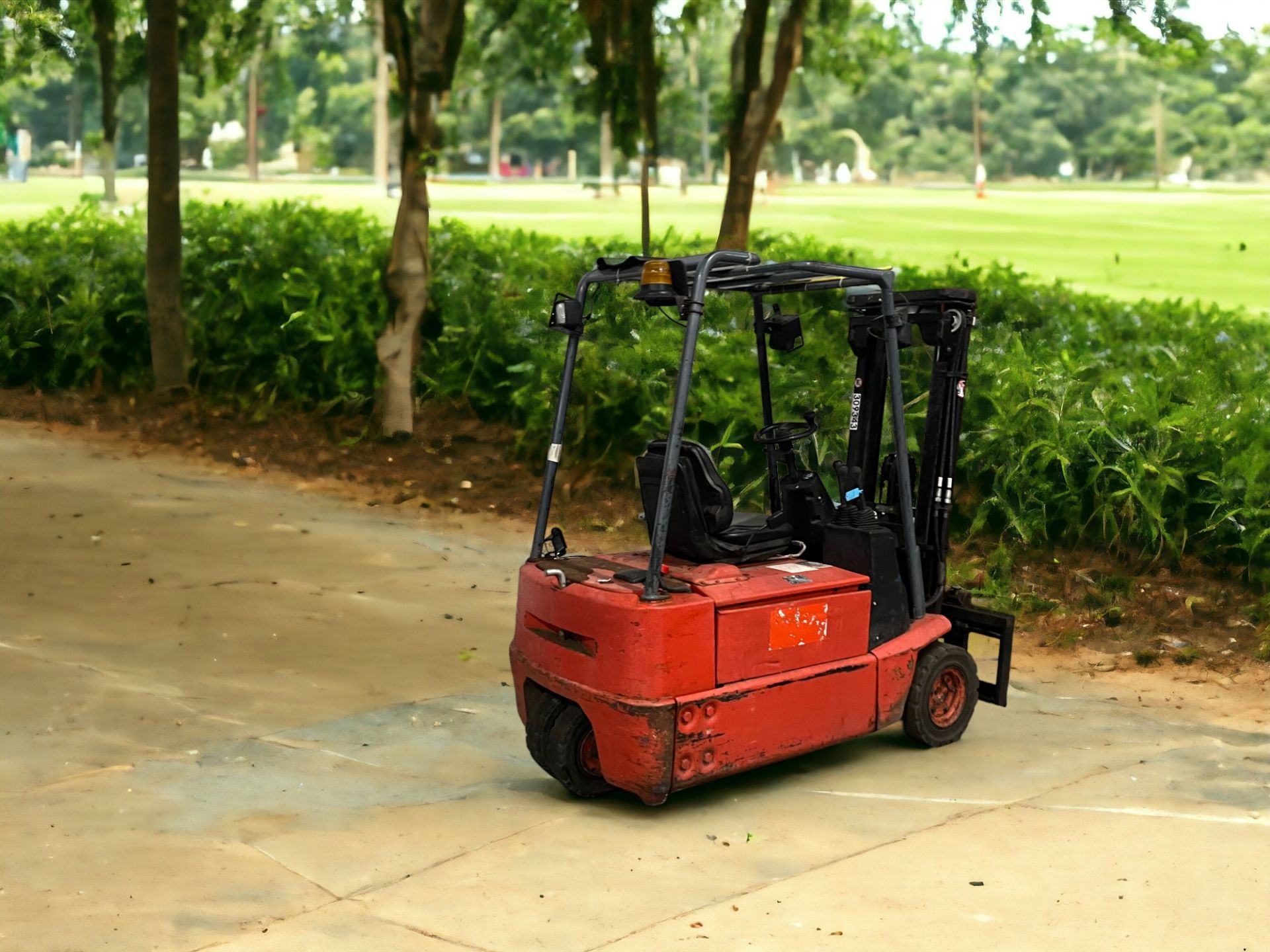 **(INCLUDES CHARGER)** LINDE ELECTRIC 3-WHEEL FORKLIFT - E16Z-02 (2004) - Image 6 of 6