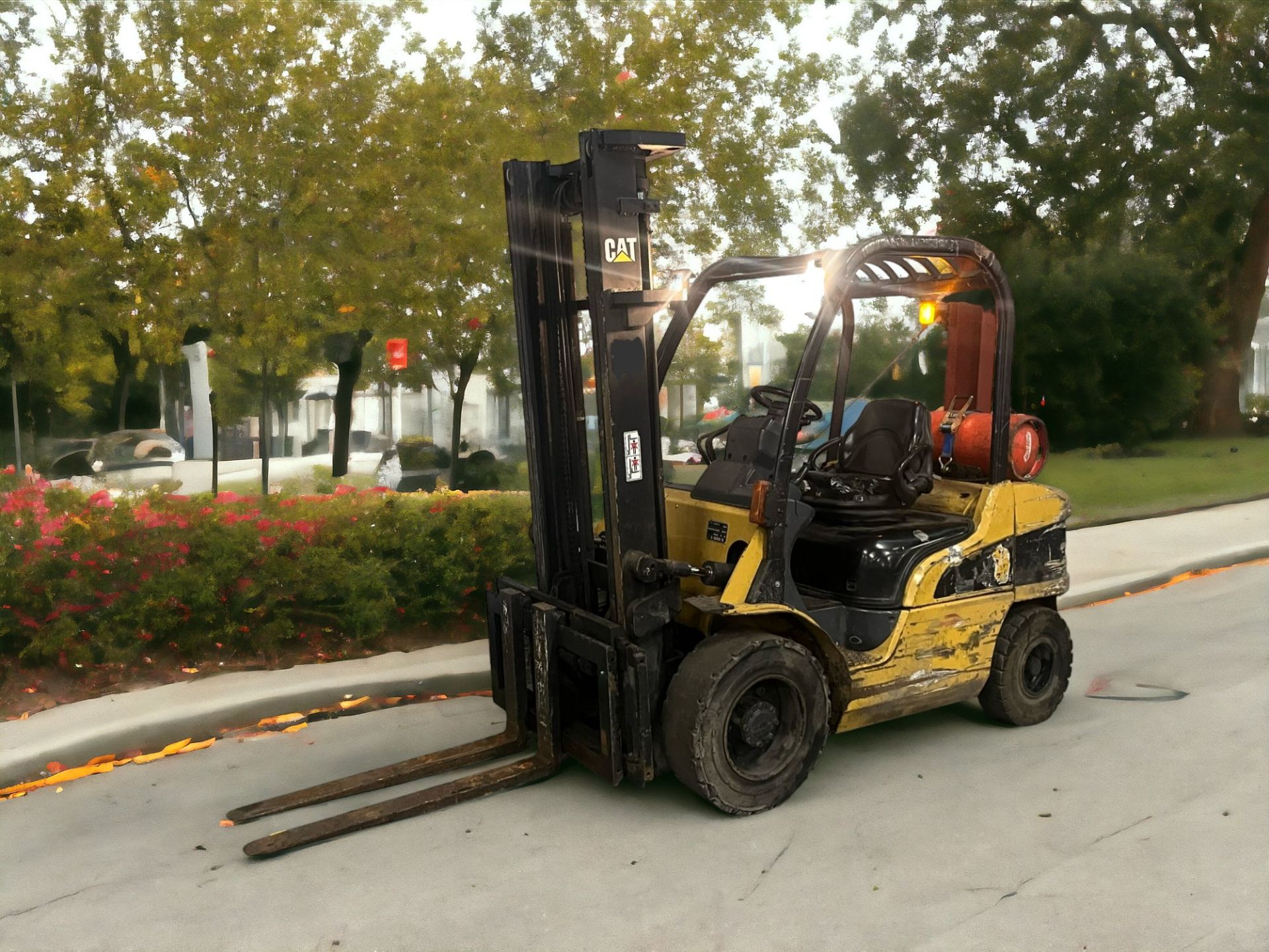 CAT LIFT TRUCKS LPG FORKLIFT - MODEL GP30N (2007) - Image 6 of 10