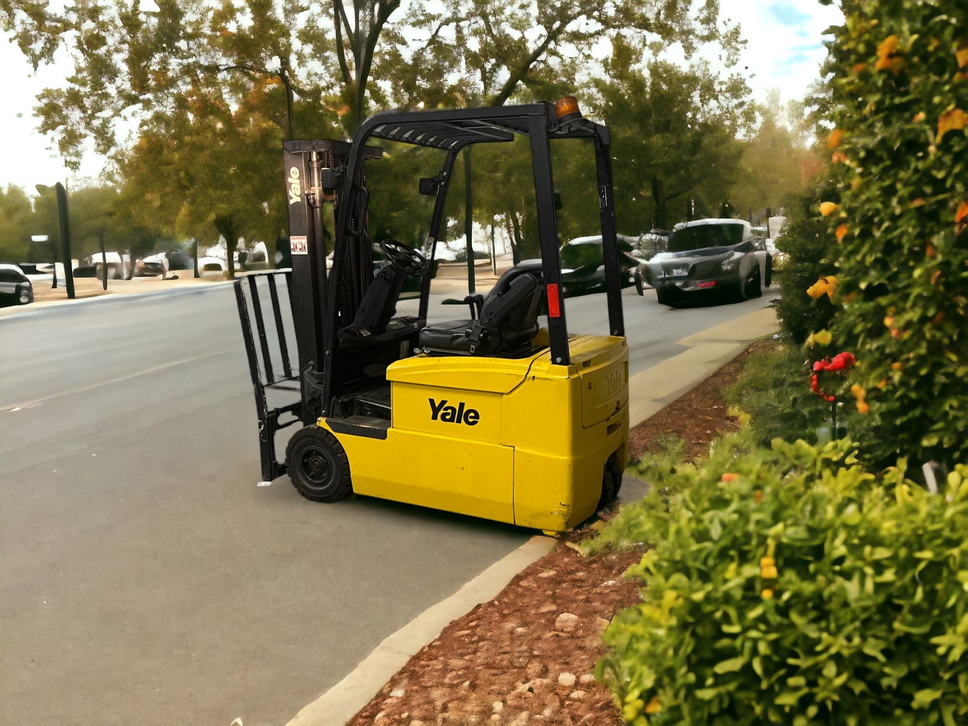 YALE ELECTRIC 3-WHEEL FORKLIFT - MODEL ERP18 ATF (2008) **(INCLUDES CHARGER)** - Image 4 of 6