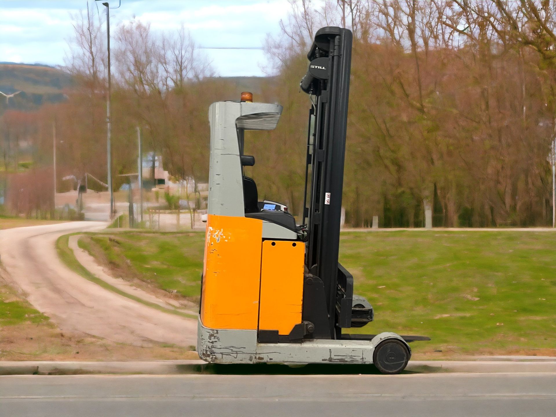 STILL FM-X17 ELECTRIC REACH TRUCK - 2008 **(INCLUDES CHARGER)** - Image 3 of 4