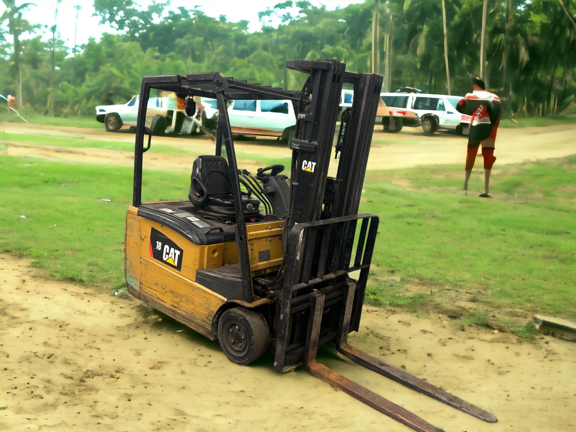 CAT ELECTRIC 3-WHEEL FORKLIFT **(INCLUDES CHARGER)** - Image 5 of 6