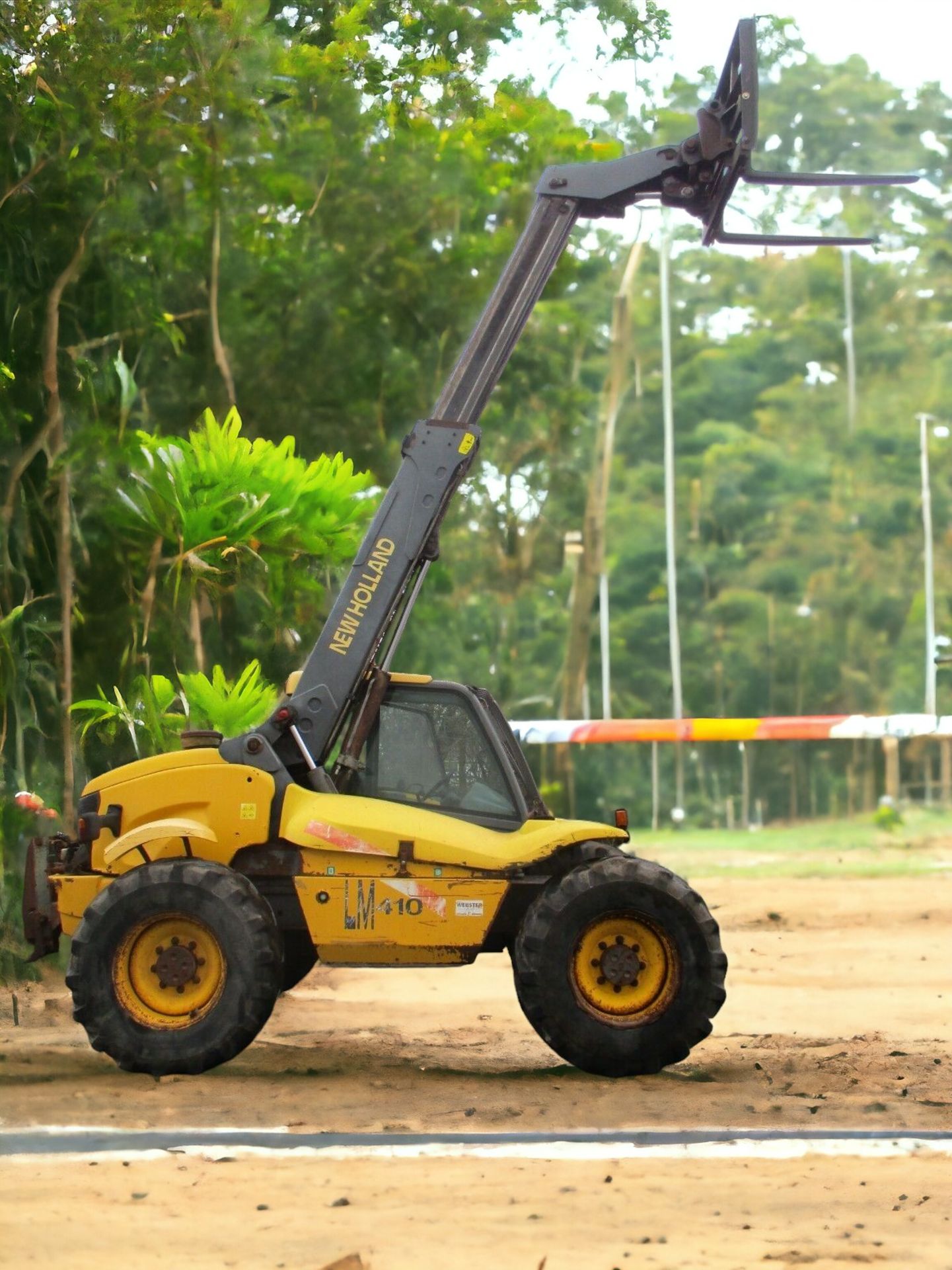 NEW HOLLAND LM410 TELEHANDLER - POWER, PRECISION, AND PERFORMANCE - Image 7 of 10