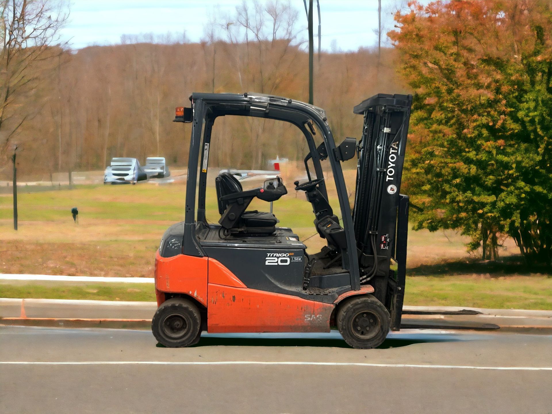 TOYOTA 8FBM20T ELECTRIC FORKLIFT - 2016 **(INCLUDES CHARGER)** - Image 5 of 6