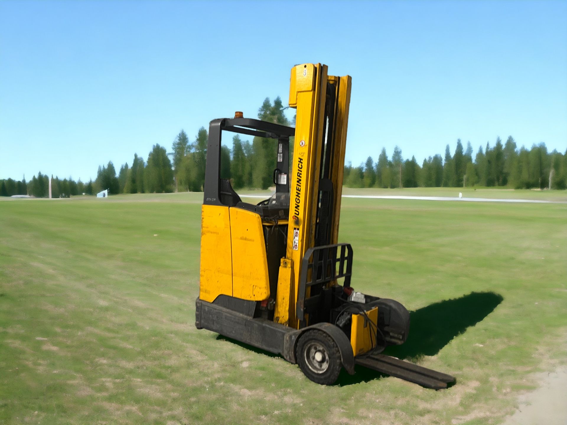 JUNGHEINRICH REACH TRUCK ETVC 16: POWERFUL ELECTRIC WORKHORSE WITH LOW HOURS **(INCLUDES CHARGER)** - Image 3 of 6