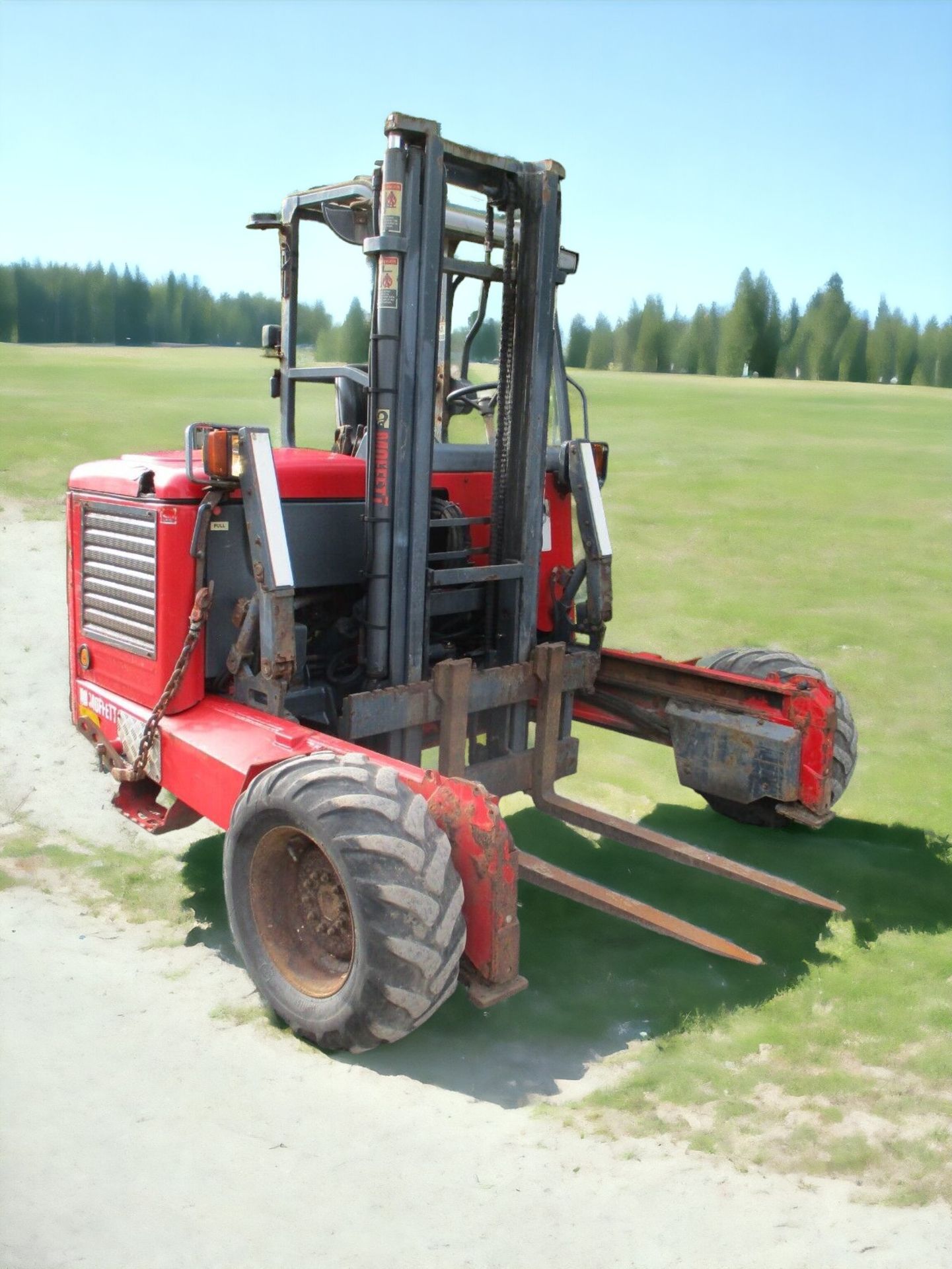 UNLOCK EFFICIENCY AND PRECISION WITH THE MOFFETT MOUNTY M5 25.3 FORKLIFT