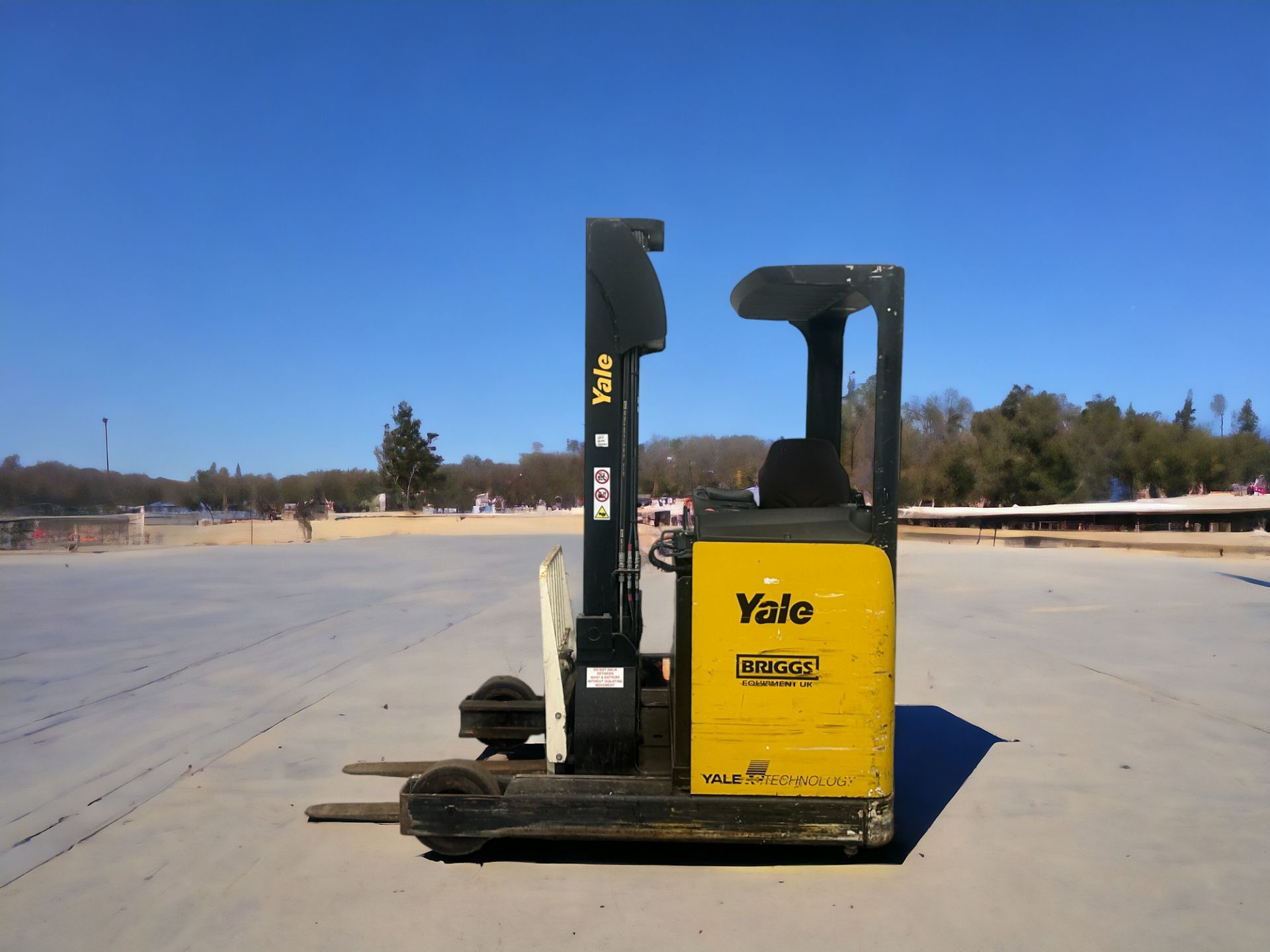 YALE MR16 REACH TRUCK - EFFICIENT ELECTRIC MATERIAL HANDLING SOLUTION **(INCLUDES CHARGER)**