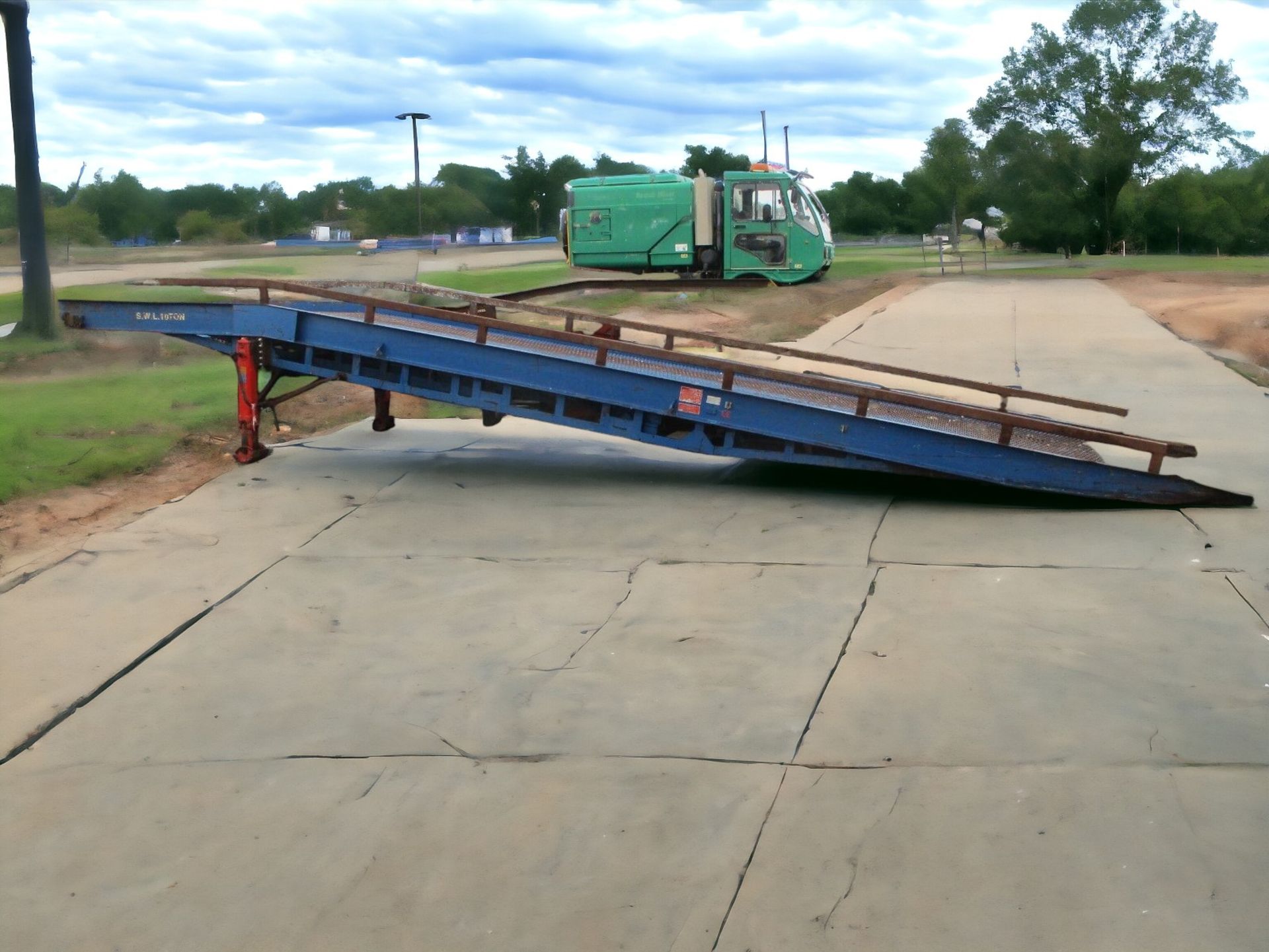 HEAVY-DUTY LOADING RAMP WITH 10,000 KG CAPACITY - Image 7 of 7