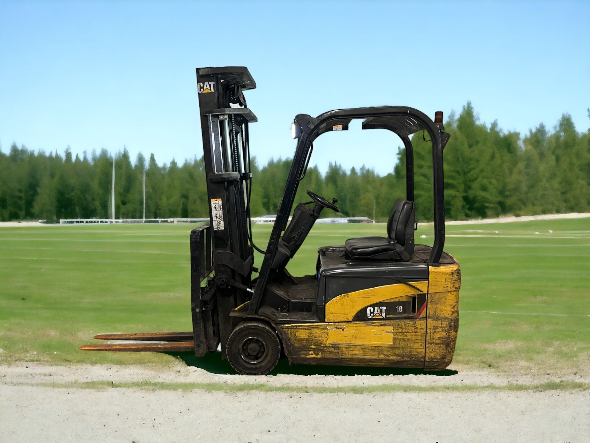 CAT LIFT TRUCKS ELECTRIC 3-WHEEL FORKLIFT - EP18NT (2007) **(INCLUDES CHARGER)**