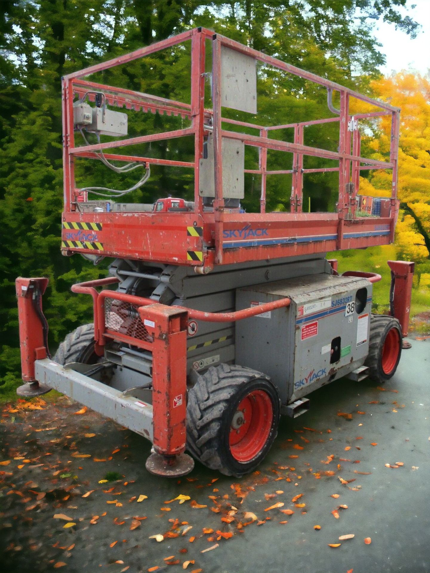 ELEVATE YOUR PROJECTS WITH THE RELIABLE SKYJACK SJ6832 SCISSOR LIFT - Image 5 of 12