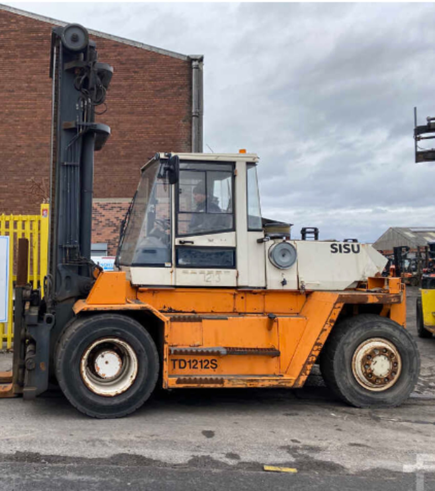 >>>SPECIAL CLEARANCE<<< 1997 DIESEL FORKLIFTS SISU TD1212S - Image 4 of 5