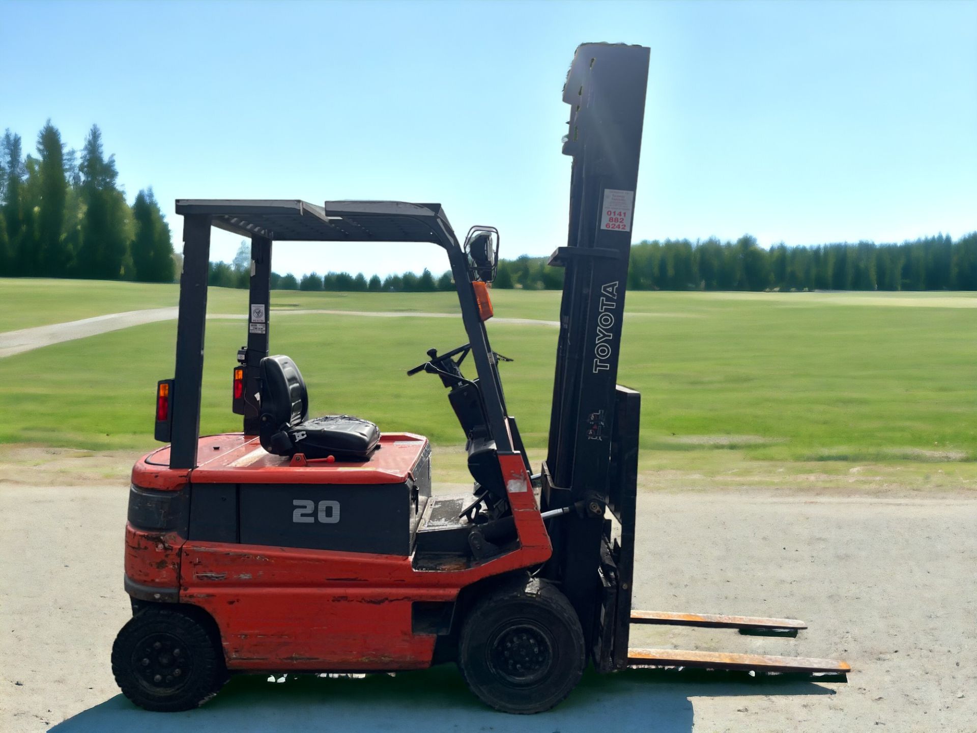 TOYOTA ELECTRIC 4-WHEEL FORKLIFT - FBM20 (2000) **(INCLUDES CHARGER)** - Image 4 of 7