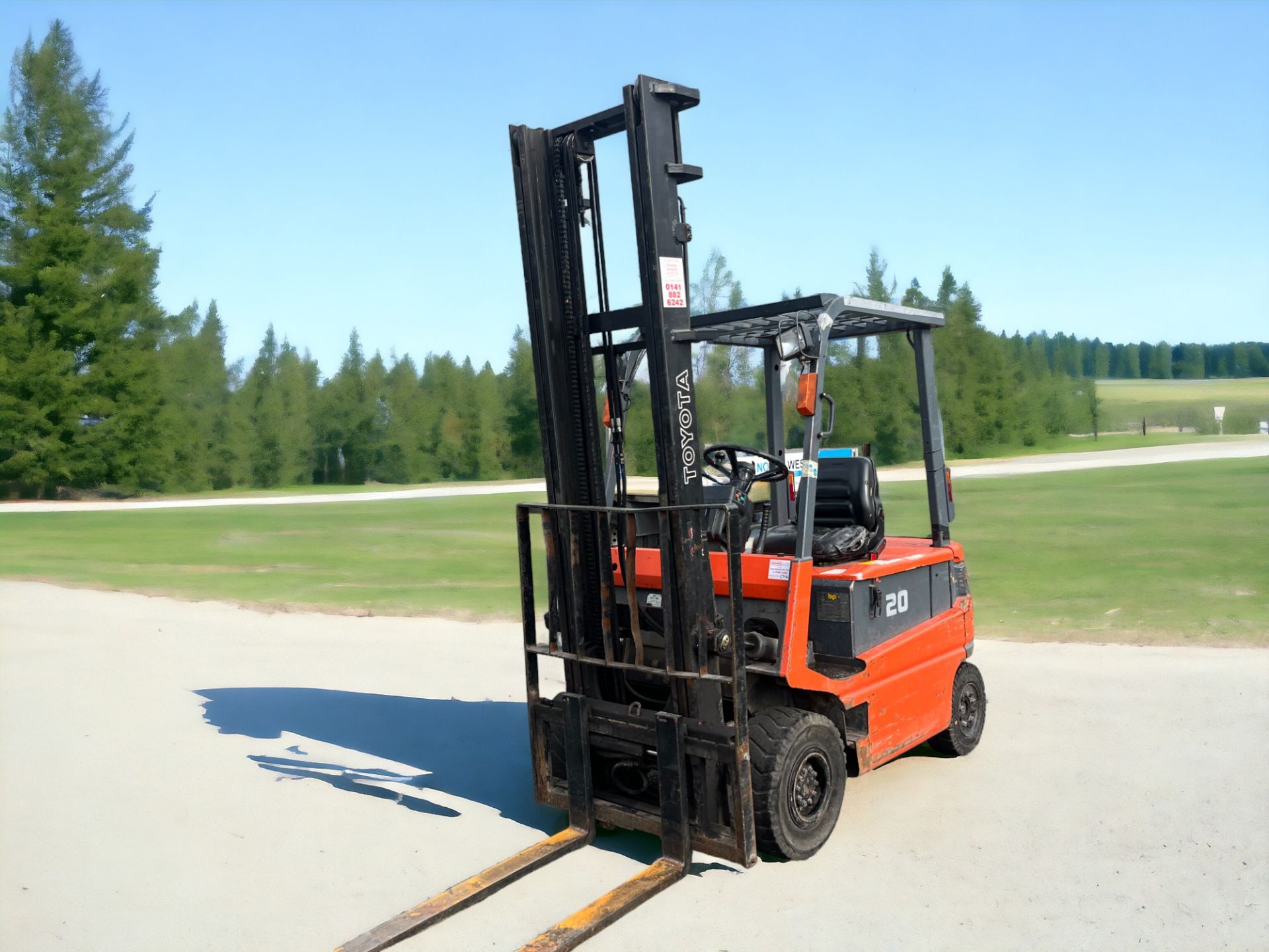 TOYOTA ELECTRIC 4-WHEEL FORKLIFT - FBM20 (2000) **(INCLUDES CHARGER)** - Image 2 of 7