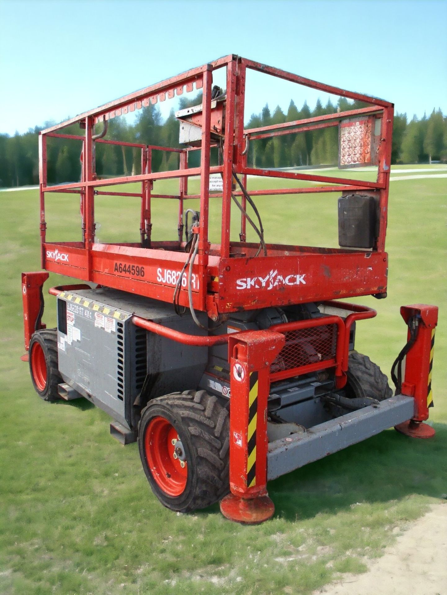 2014 SKYJACK SJ6826 SCISSOR LIFT KUBOTA DIESEL ENGINE - Image 5 of 11