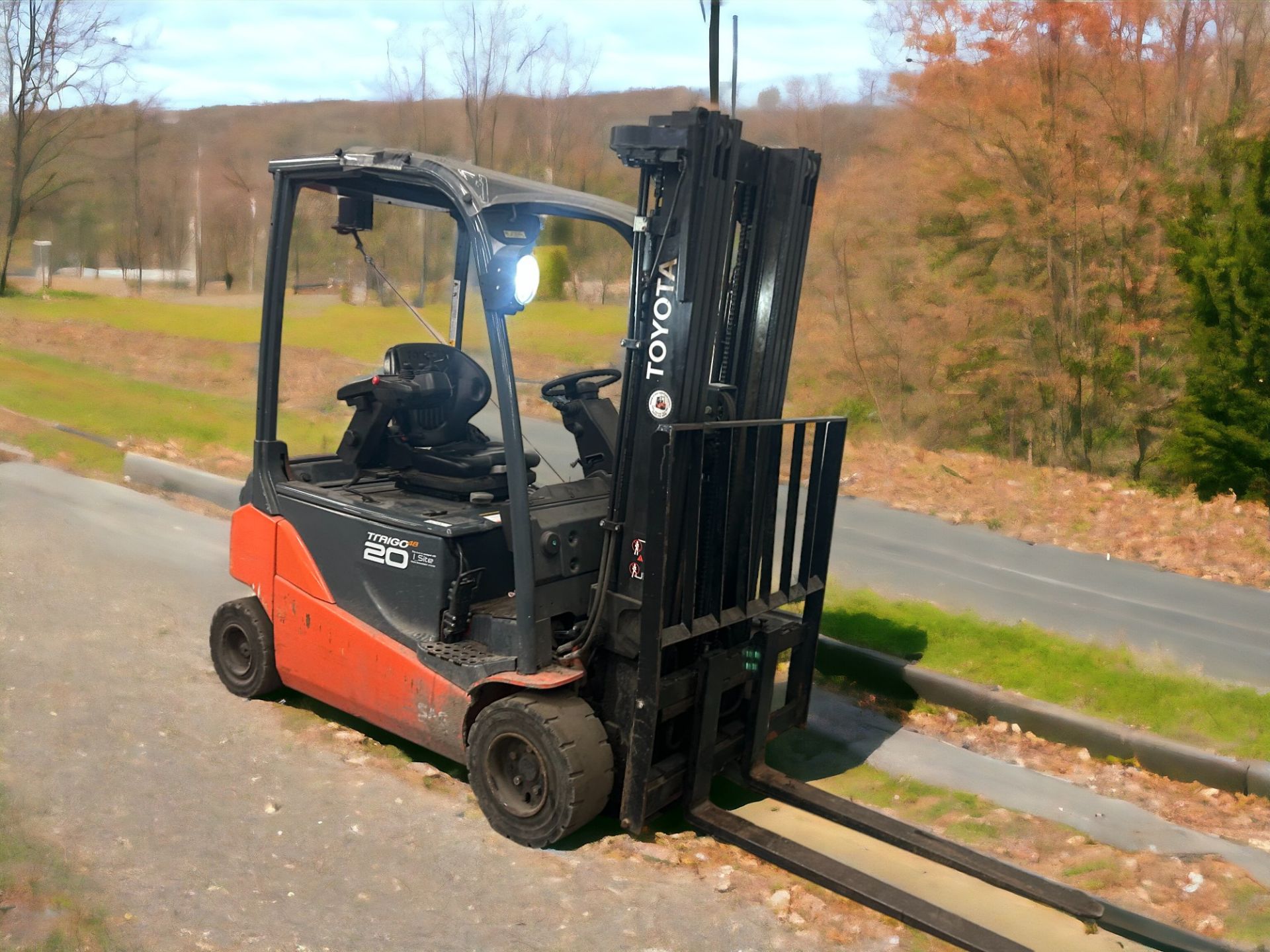 TOYOTA 8FBM20T ELECTRIC FORKLIFT - 2016 **(INCLUDES CHARGER)** - Image 4 of 6