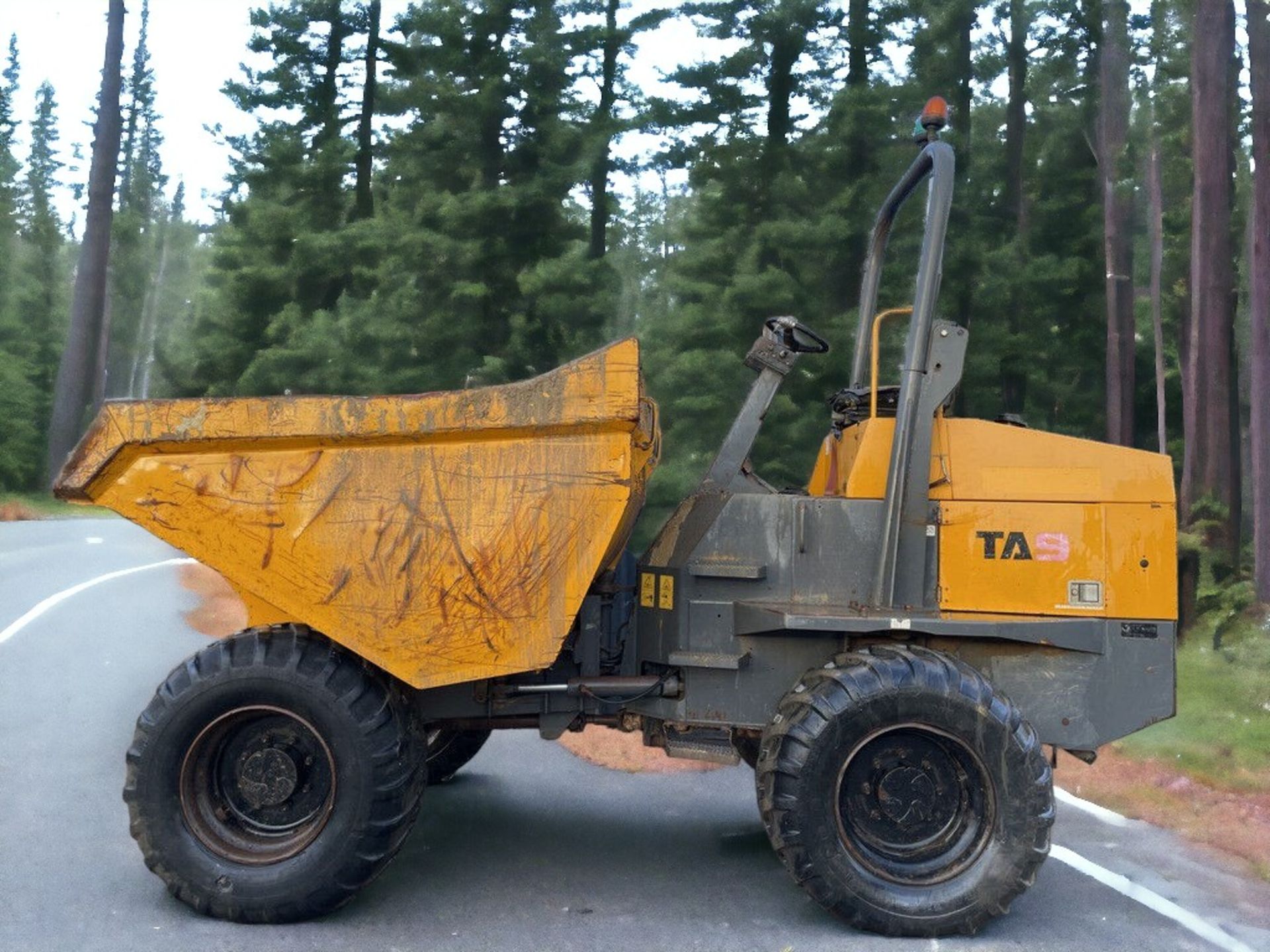 EFFICIENT POWERHOUSE: 2014 TEREX TA9 DUMPER - HIGH CAPACITY, LOW HOURS - Image 2 of 11