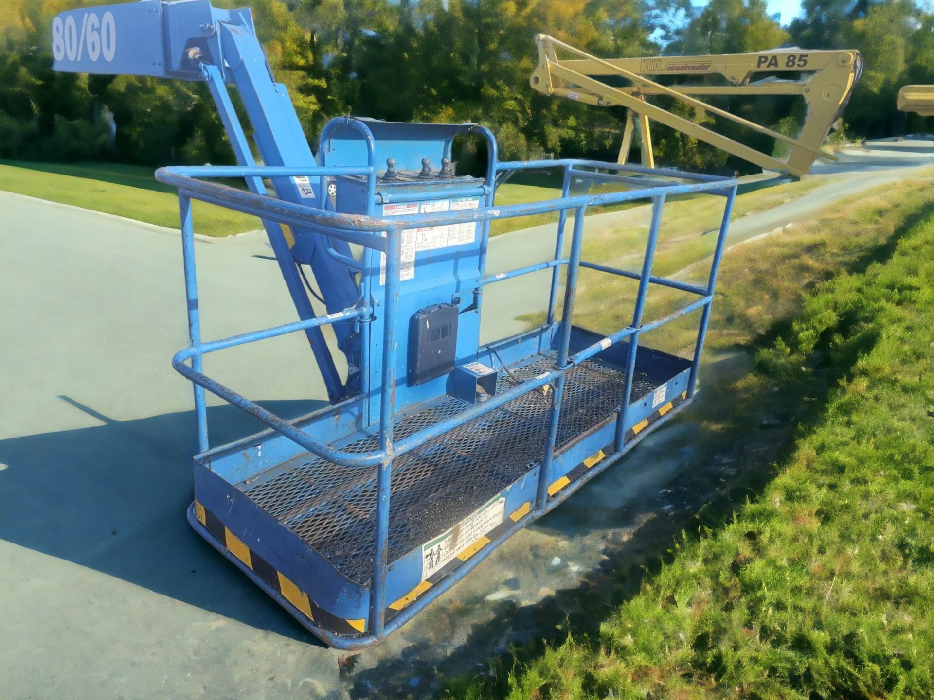 2003 GENIE G80-60 ACCESS LIFT - Image 3 of 4