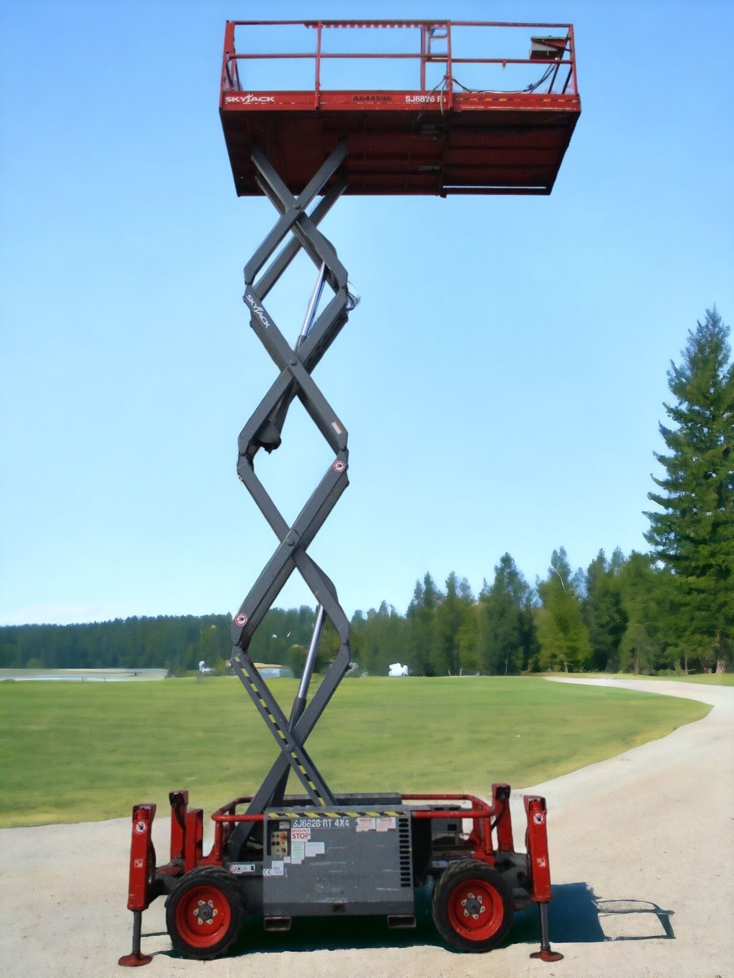 2014 SKYJACK SJ6826 SCISSOR LIFT KUBOTA DIESEL ENGINE - Image 10 of 11