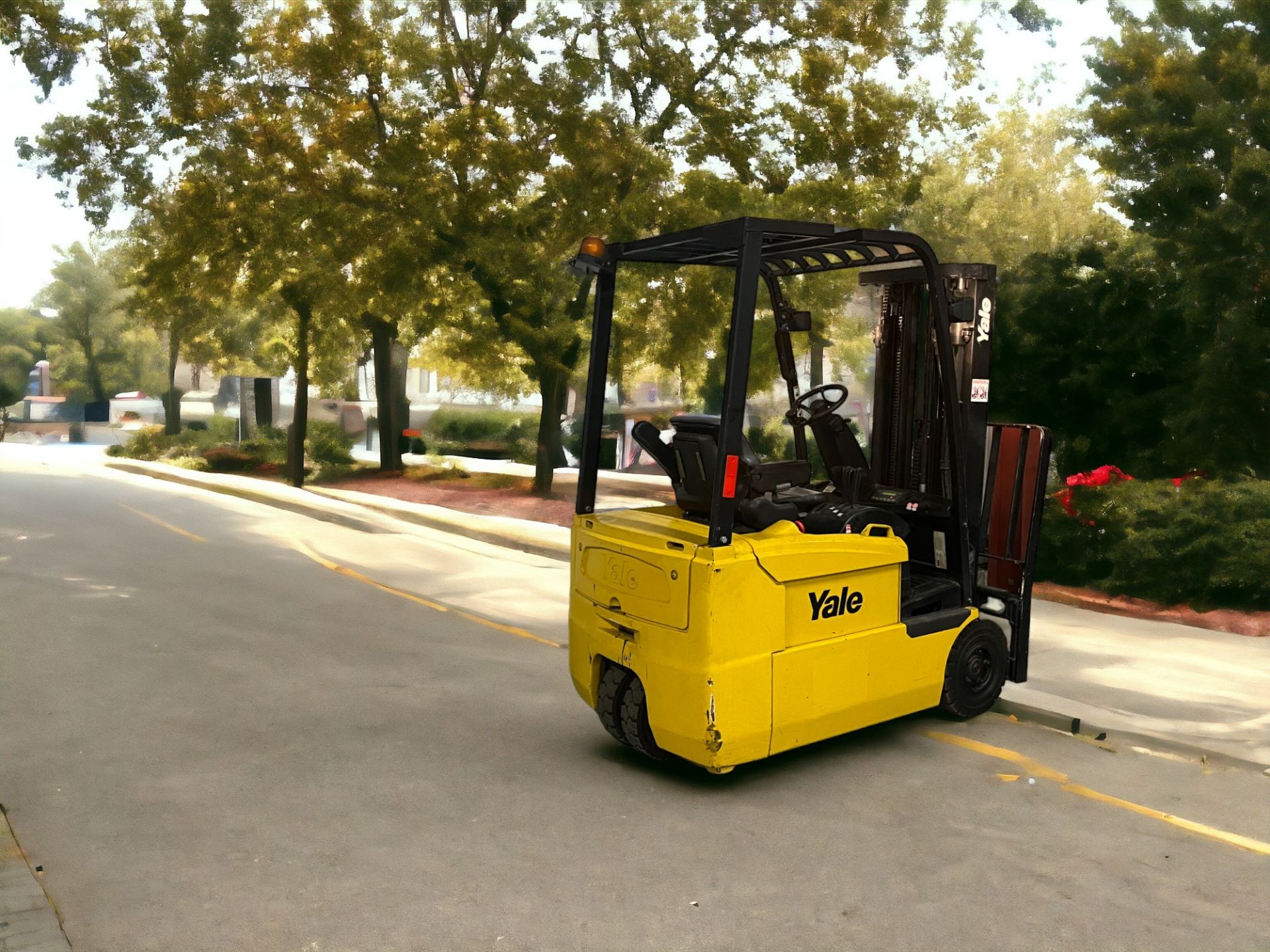 YALE ELECTRIC 3-WHEEL FORKLIFT - MODEL ERP18 ATF (2008) **(INCLUDES CHARGER)** - Image 6 of 6