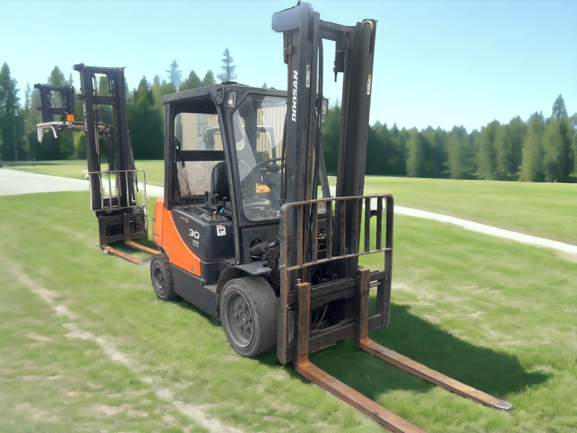 YEAR- 2011 DOOSAN D30S-5 DIESEL FORKLIFT - Image 3 of 6