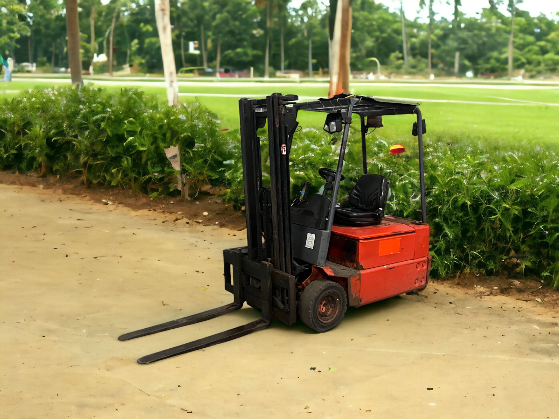 **(INCLUDES CHARGER)** LINDE ELECTRIC 3-WHEEL FORKLIFT - E16Z-02 (2004) - Image 2 of 6