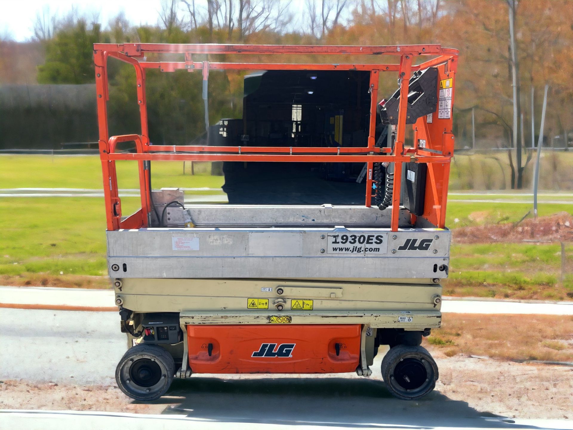 JLG 1930 ES ELECTRIC SCISSOR LIFT - 2011 **(INCLUDES CHARGER)** - Image 4 of 4