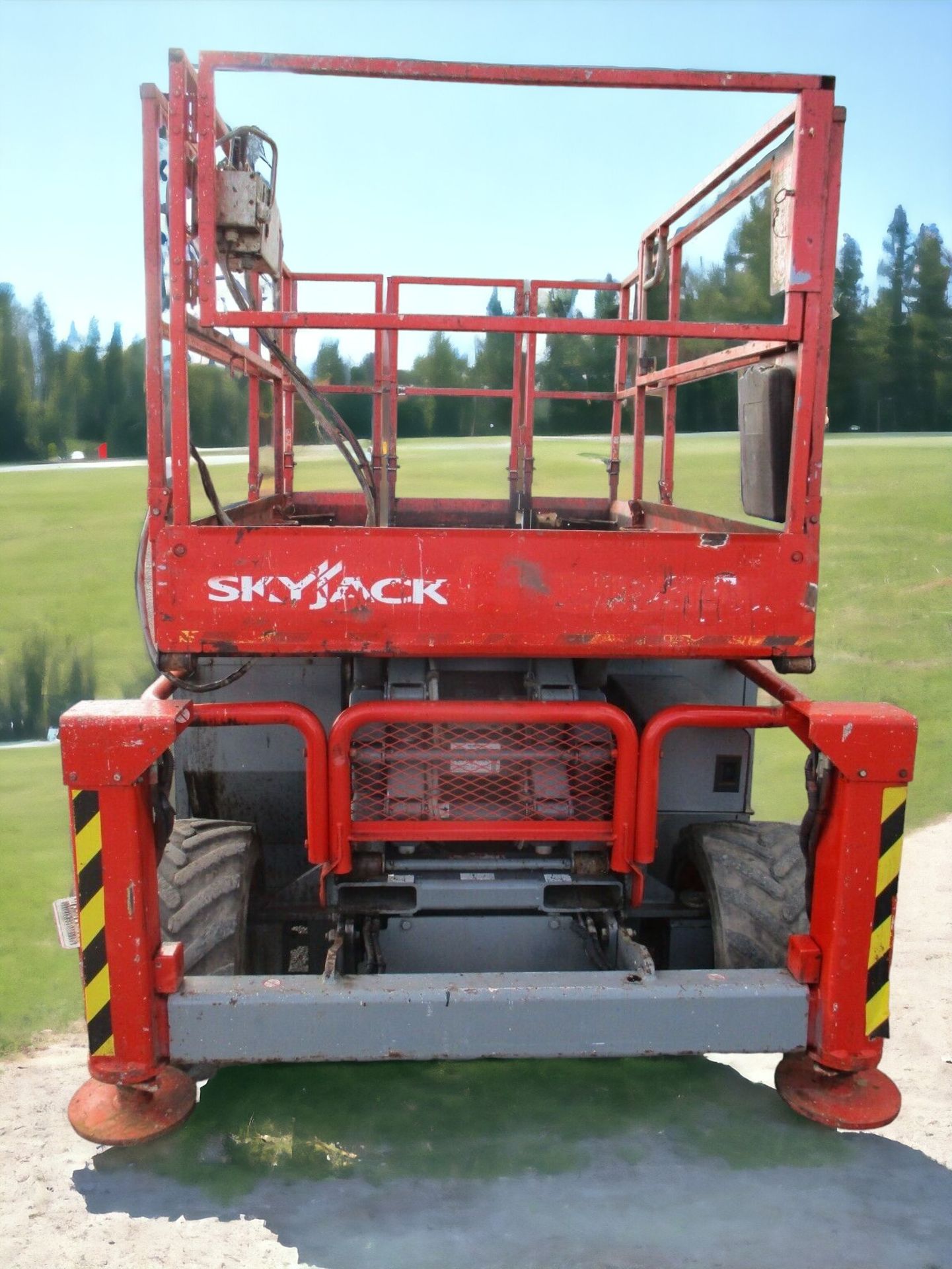 2014 SKYJACK SJ6826 SCISSOR LIFT KUBOTA DIESEL ENGINE - Image 4 of 11