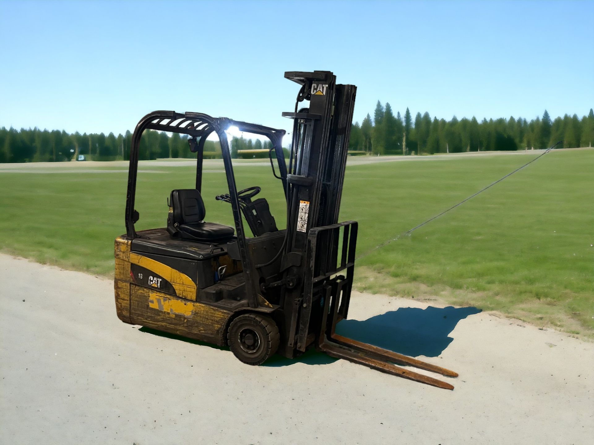 CAT LIFT TRUCKS ELECTRIC 3-WHEEL FORKLIFT - EP18NT (2007) **(INCLUDES CHARGER)** - Image 4 of 6