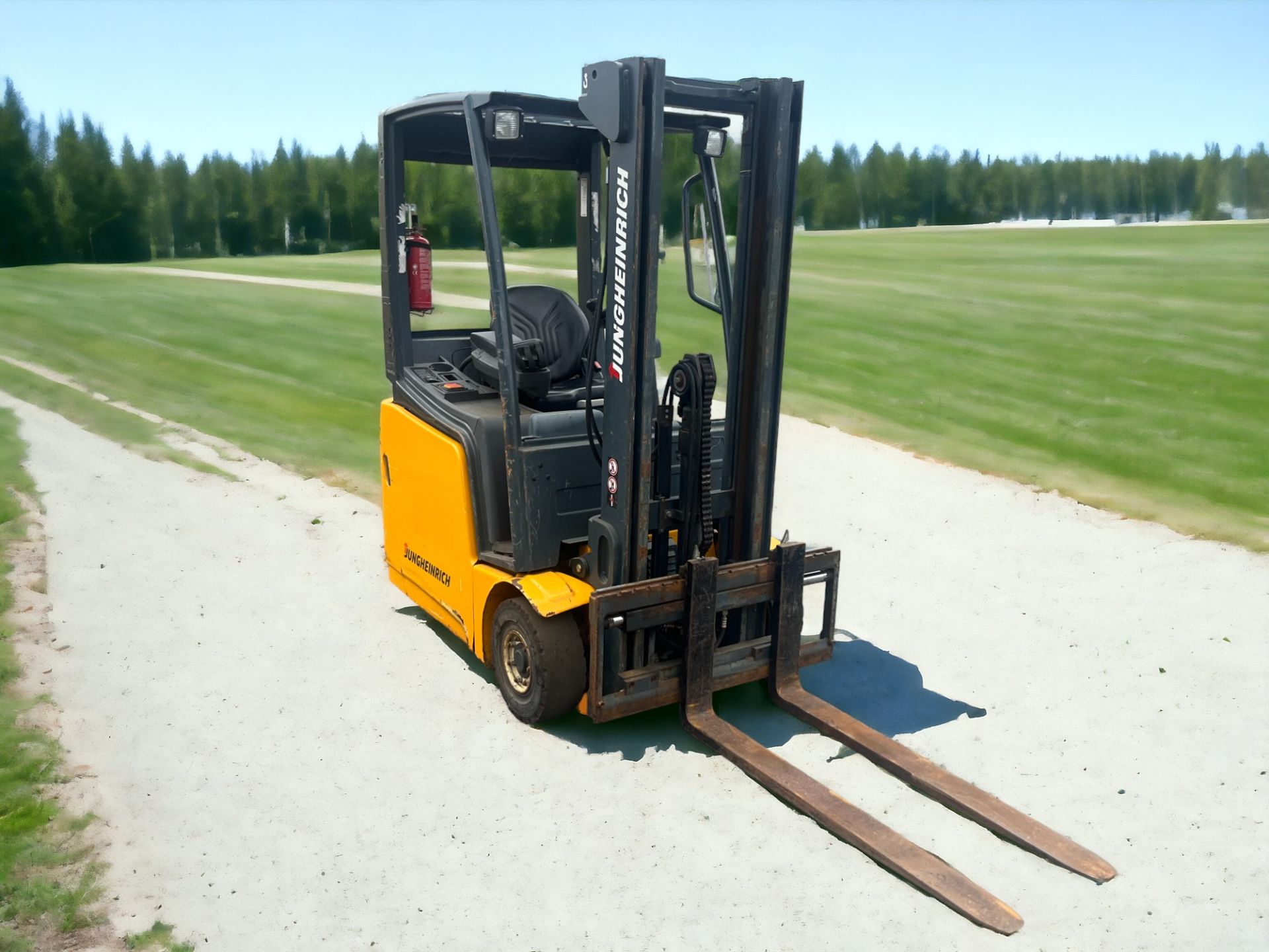 JUNGHEINRICH ELECTRIC 3-WHEEL FORKLIFT - EFG215 (2009) **(INCLUDES CHARGER)** - Image 3 of 5