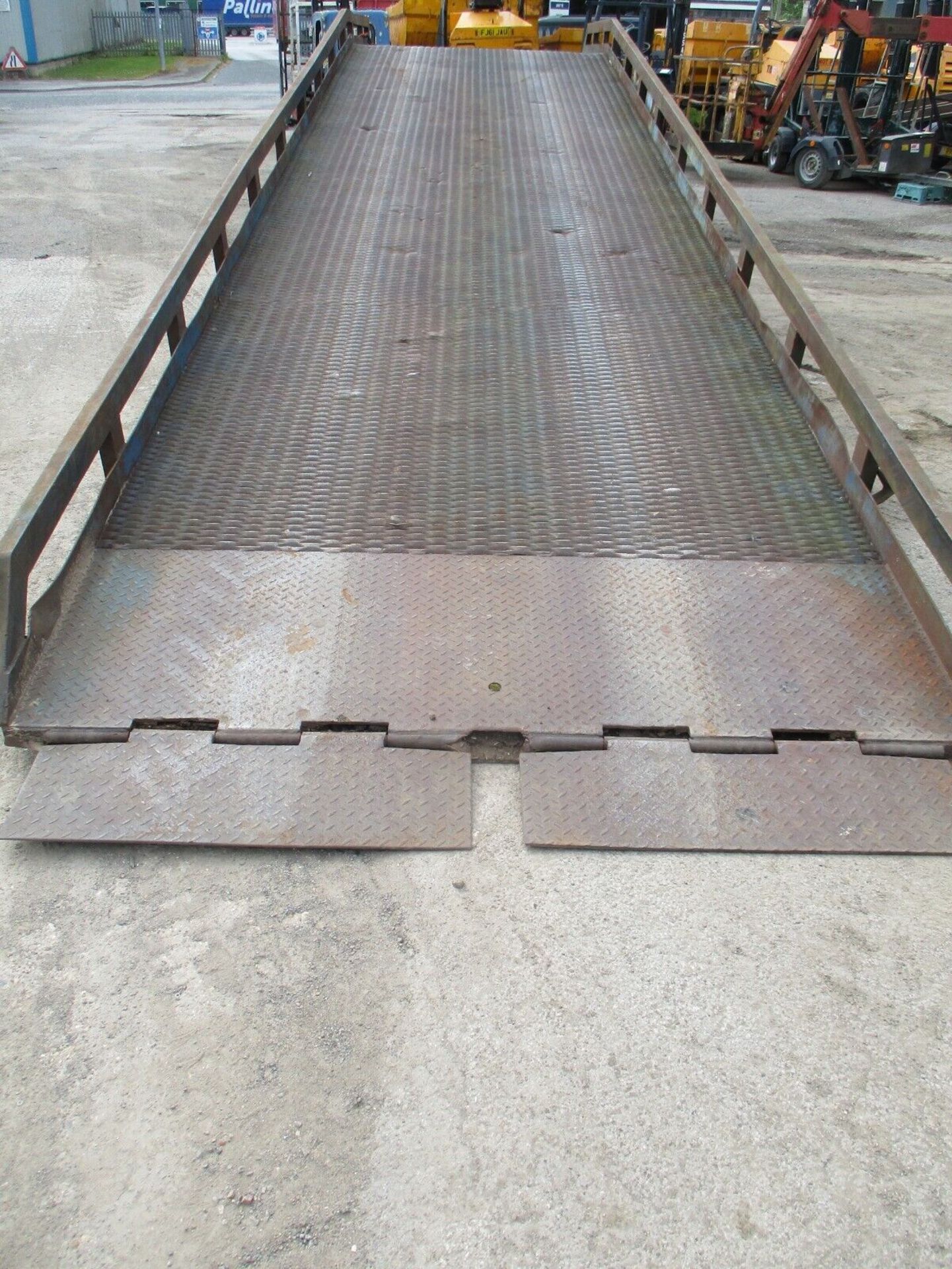 LANTERN CONTAINER LOADING RAMP - Image 13 of 14