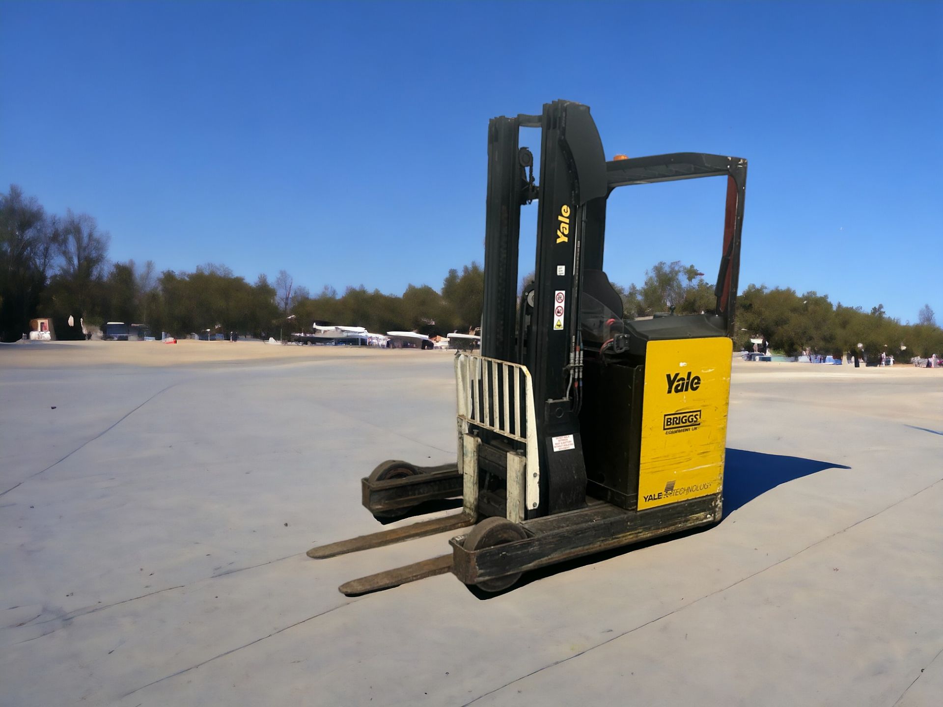 YALE MR16 REACH TRUCK - EFFICIENT ELECTRIC MATERIAL HANDLING SOLUTION **(INCLUDES CHARGER)** - Image 2 of 7