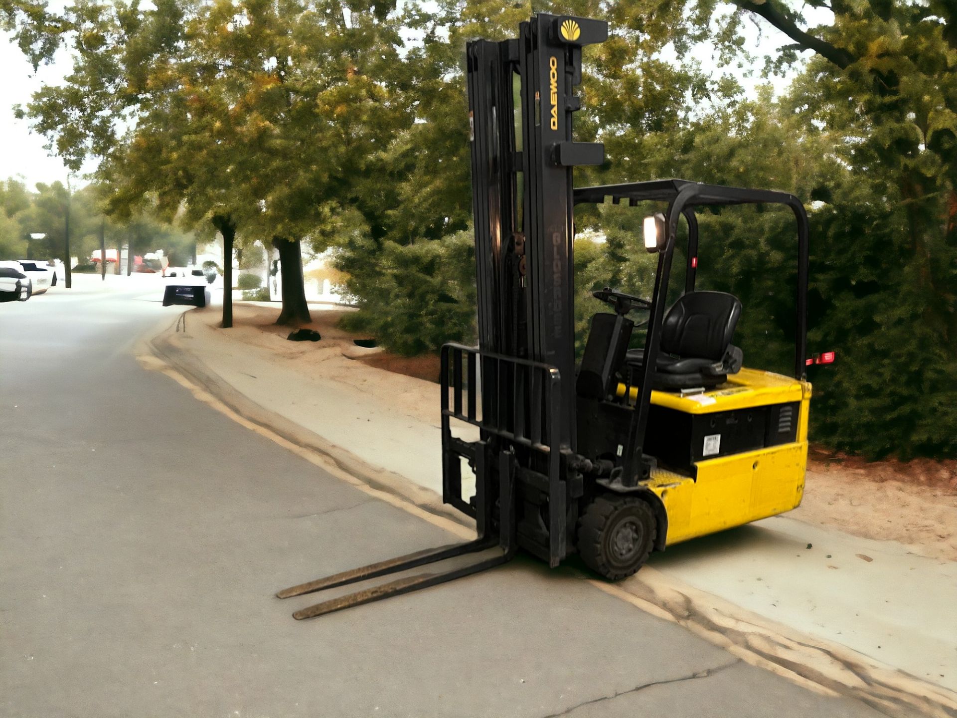 DAEWOO ELECTRIC 3-WHEEL FORKLIFT - MODEL B18T-2 (2002) **(INCLUDES CHARGER)** - Bild 3 aus 6