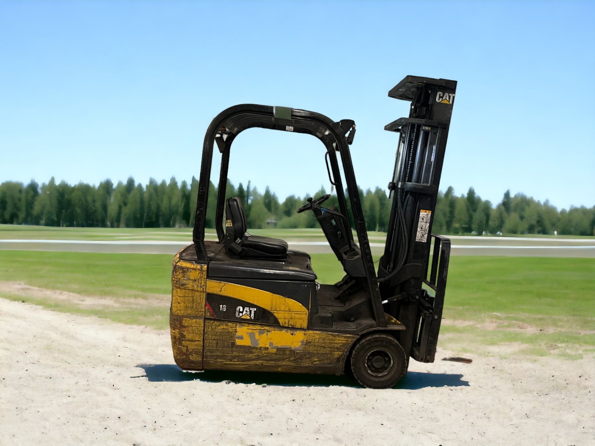 CAT LIFT TRUCKS ELECTRIC 3-WHEEL FORKLIFT - EP18NT (2007) **(INCLUDES CHARGER)** - Image 5 of 6