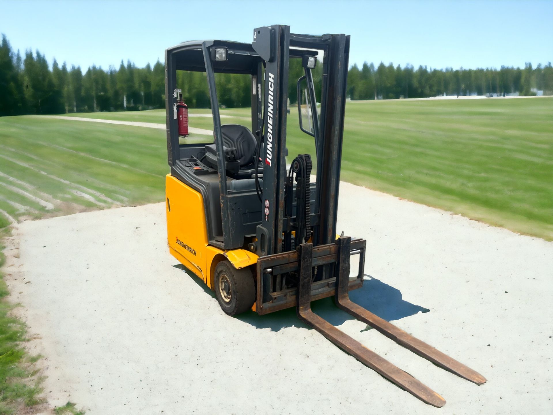 JUNGHEINRICH ELECTRIC 3-WHEEL FORKLIFT - EFG215 (2009) **(INCLUDES CHARGER)** - Image 5 of 5