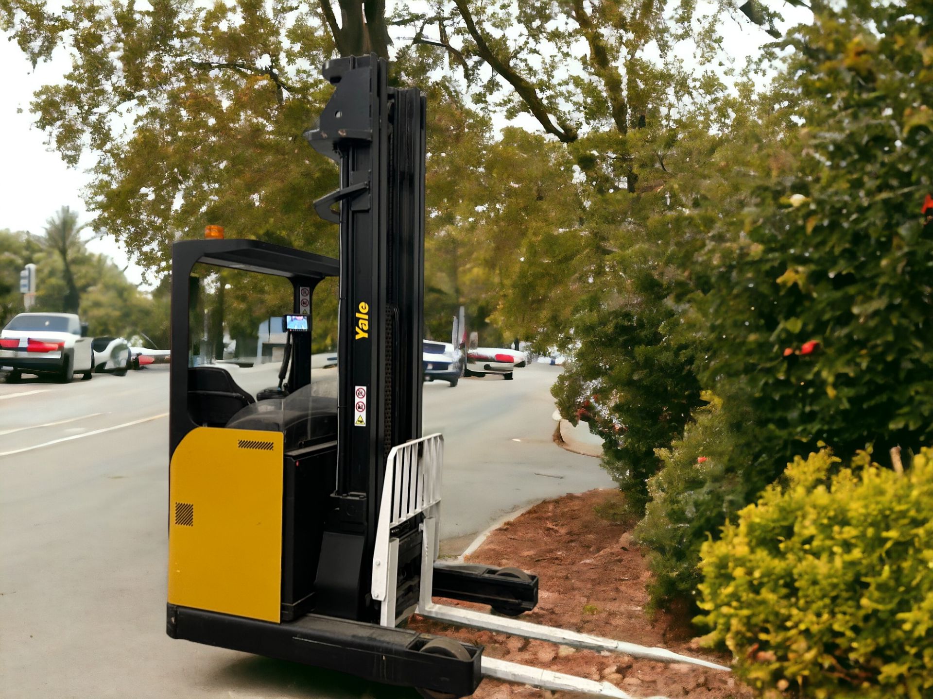 YALE REACH TRUCK - MODEL MR14H (2012) **(INCLUDES CHARGER)**