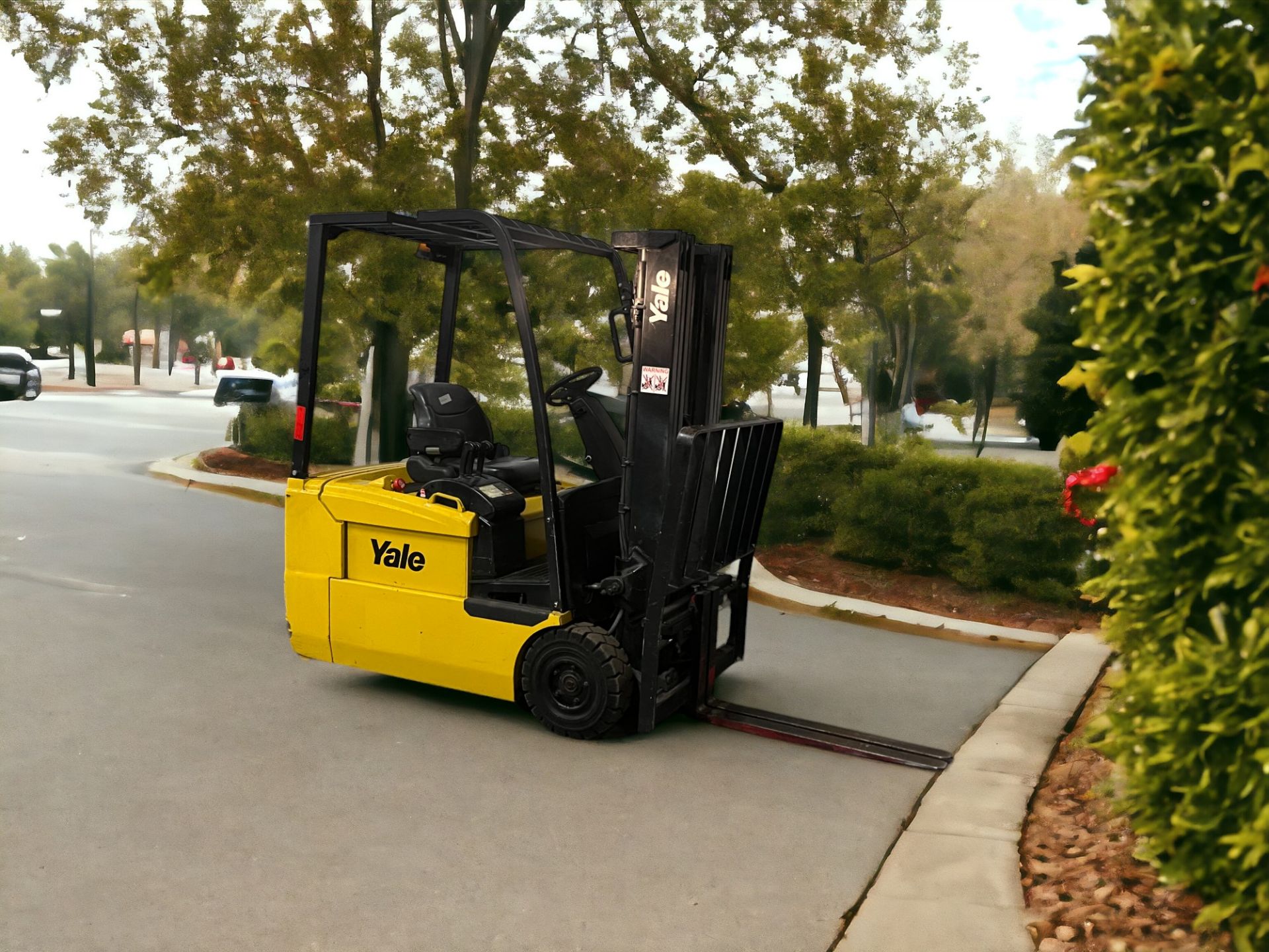 YALE ELECTRIC 3-WHEEL FORKLIFT - MODEL ERP18 ATF (2008) **(INCLUDES CHARGER)** - Image 5 of 6