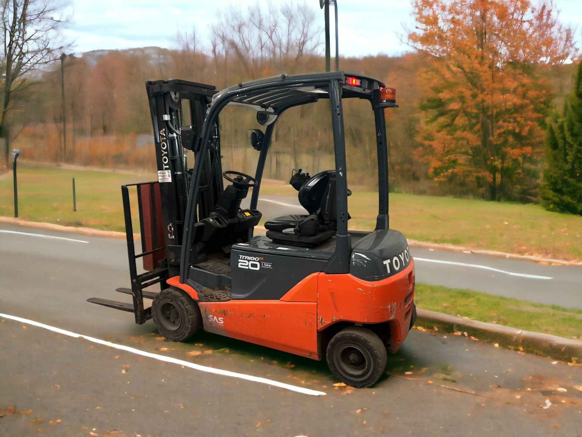 TOYOTA 8FBM20T ELECTRIC FORKLIFT - 2016 **(INCLUDES CHARGER)** - Image 3 of 6