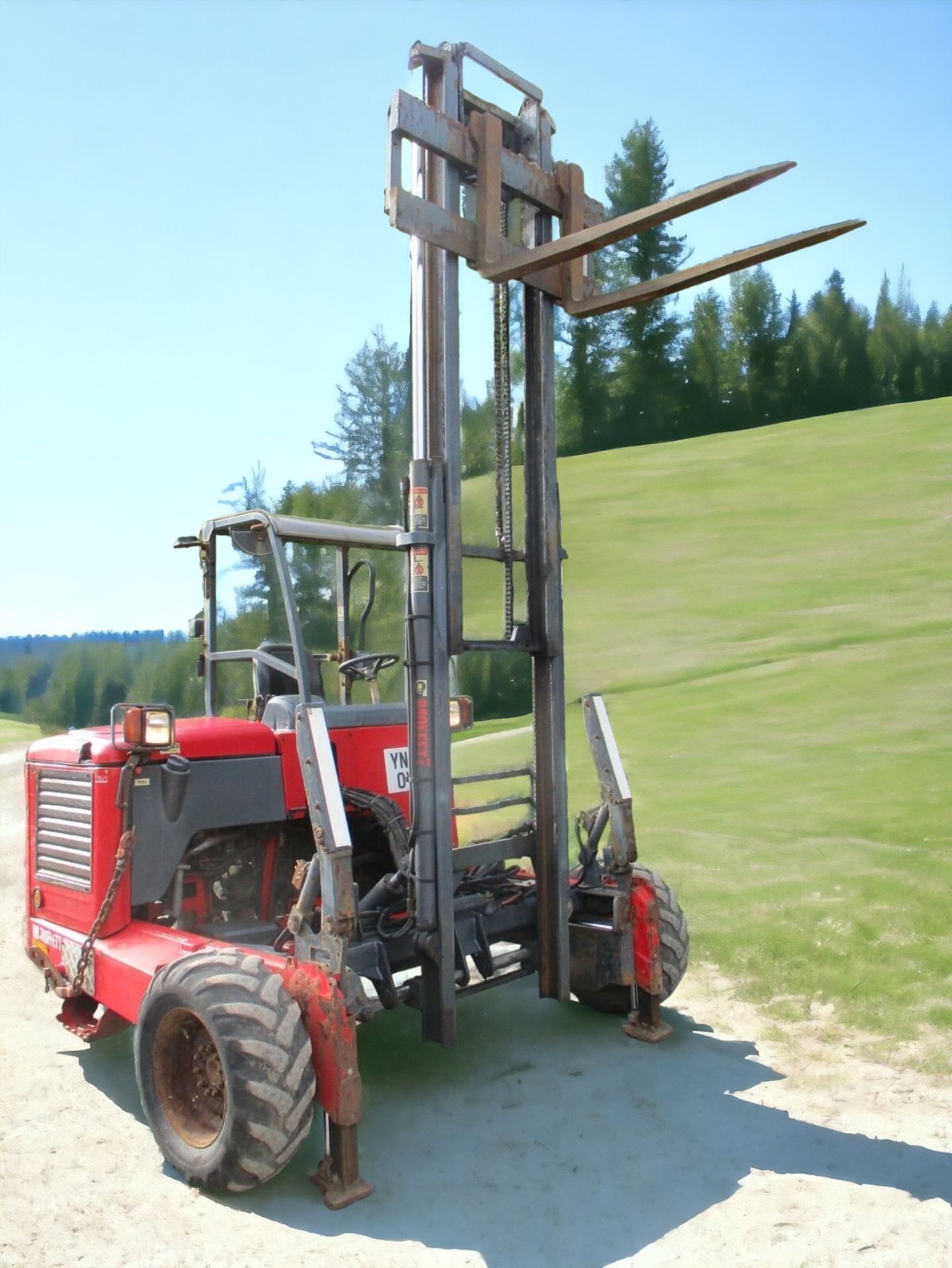UNLOCK EFFICIENCY AND PRECISION WITH THE MOFFETT MOUNTY M5 25.3 FORKLIFT - Image 3 of 11
