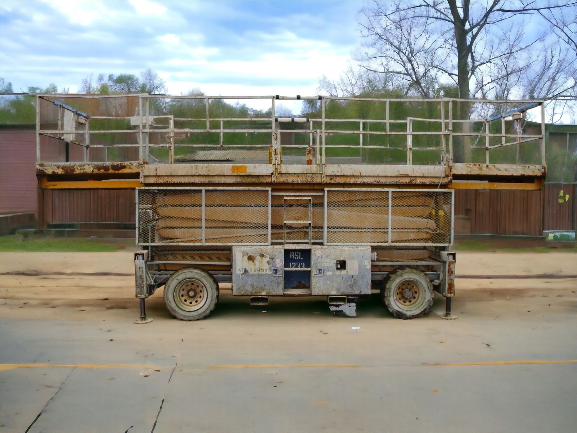 SKYJACK SJ9250 SCISSOR LIFT WITH LEVELLING JACK LEGS - Image 3 of 10