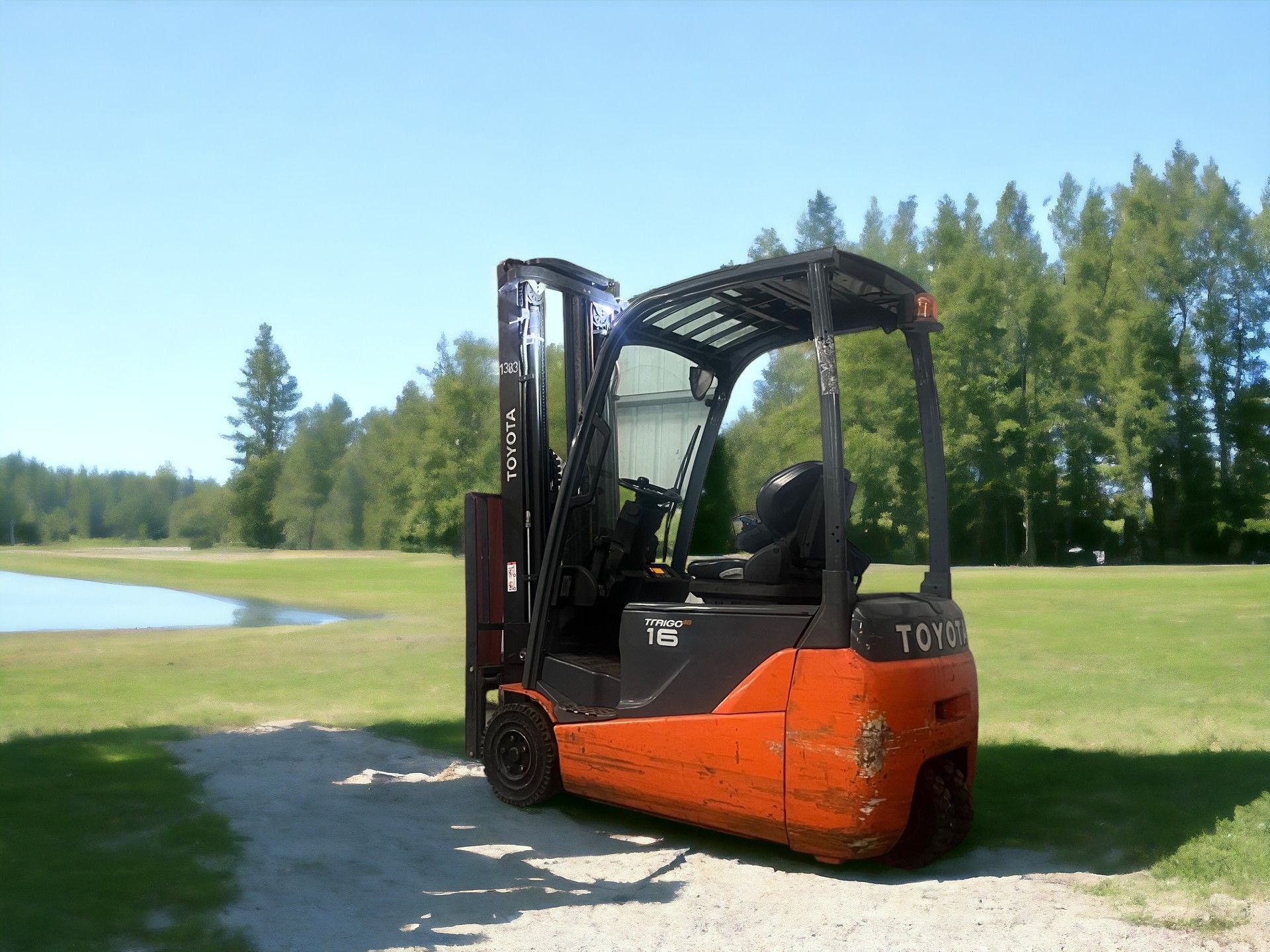 TOYOTA ELECTRIC 3-WHEEL FORKLIFT - 8FBET16 (2012) **(INCLUDES CHARGER)** - Image 5 of 6