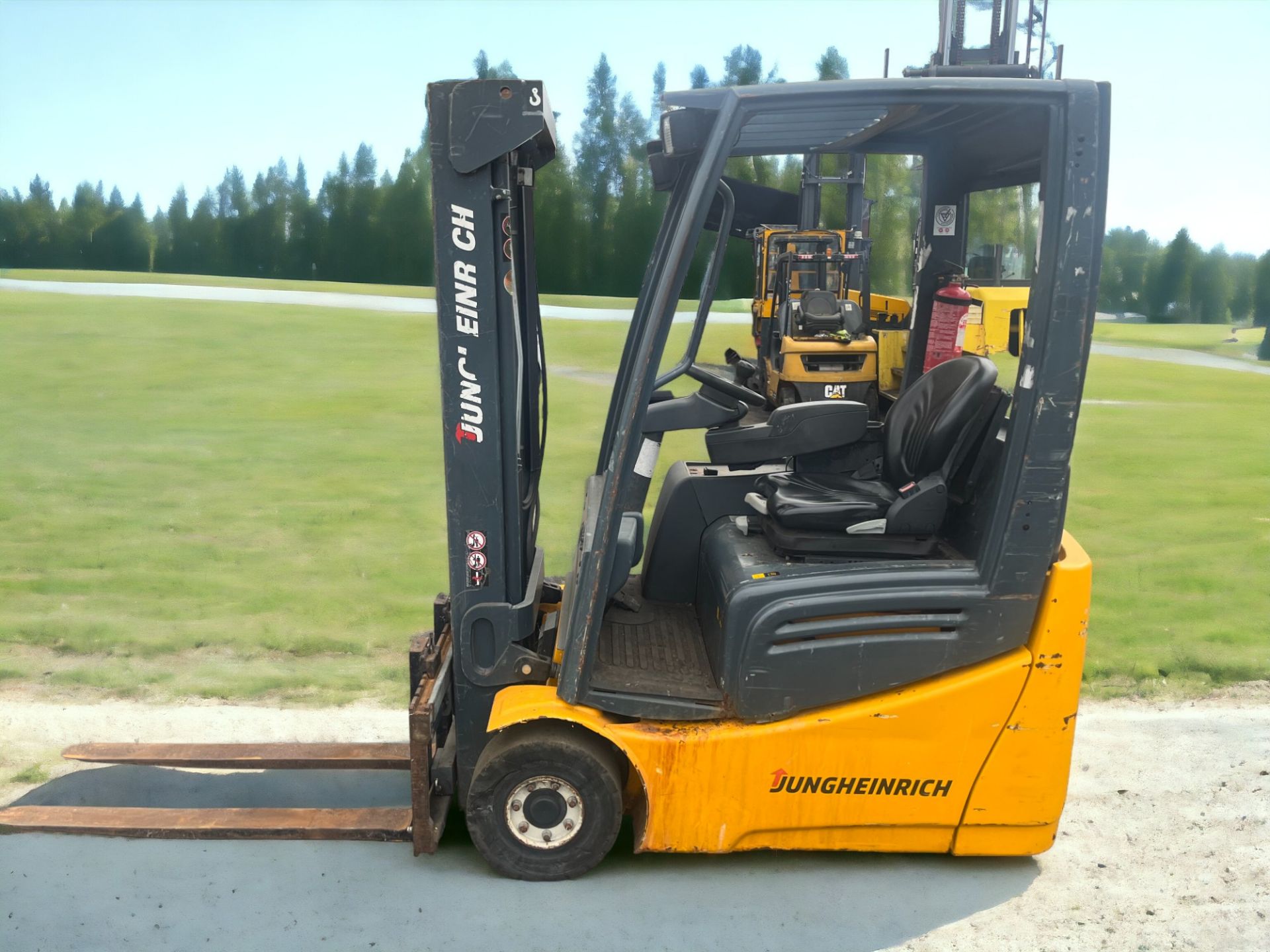 JUNGHEINRICH ELECTRIC 3-WHEEL FORKLIFT - EFG215 (2009) **(INCLUDES CHARGER)**