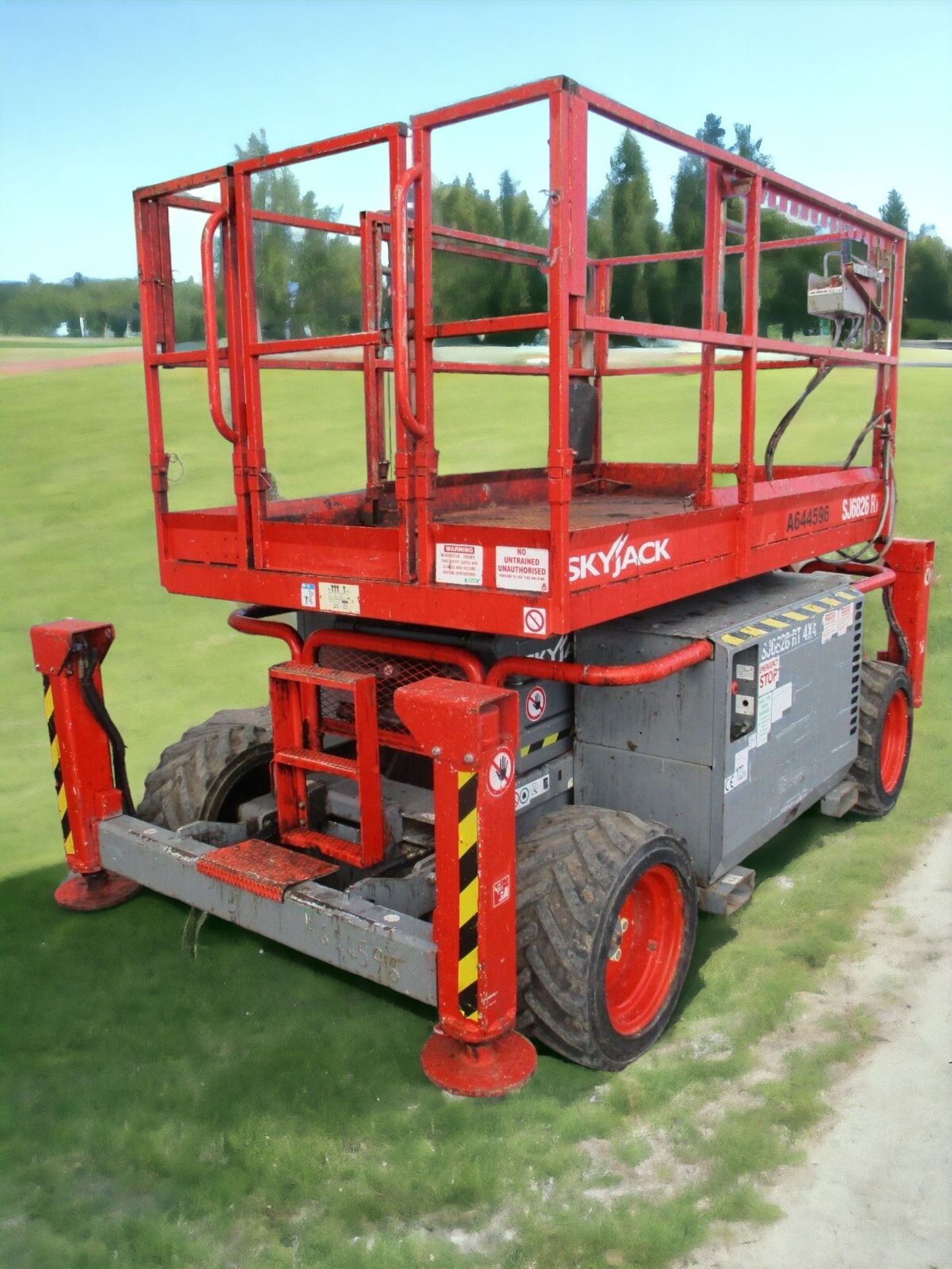 2014 SKYJACK SJ6826 SCISSOR LIFT KUBOTA DIESEL ENGINE - Image 6 of 11