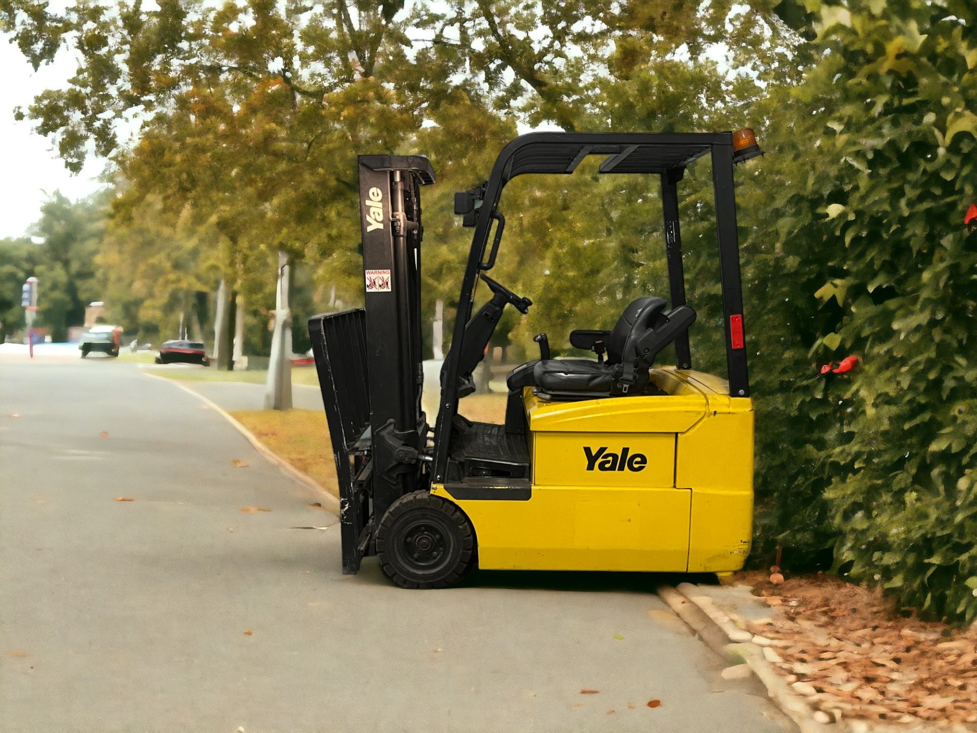 YALE ELECTRIC 3-WHEEL FORKLIFT - MODEL ERP18 ATF (2008) **(INCLUDES CHARGER)** - Image 2 of 6