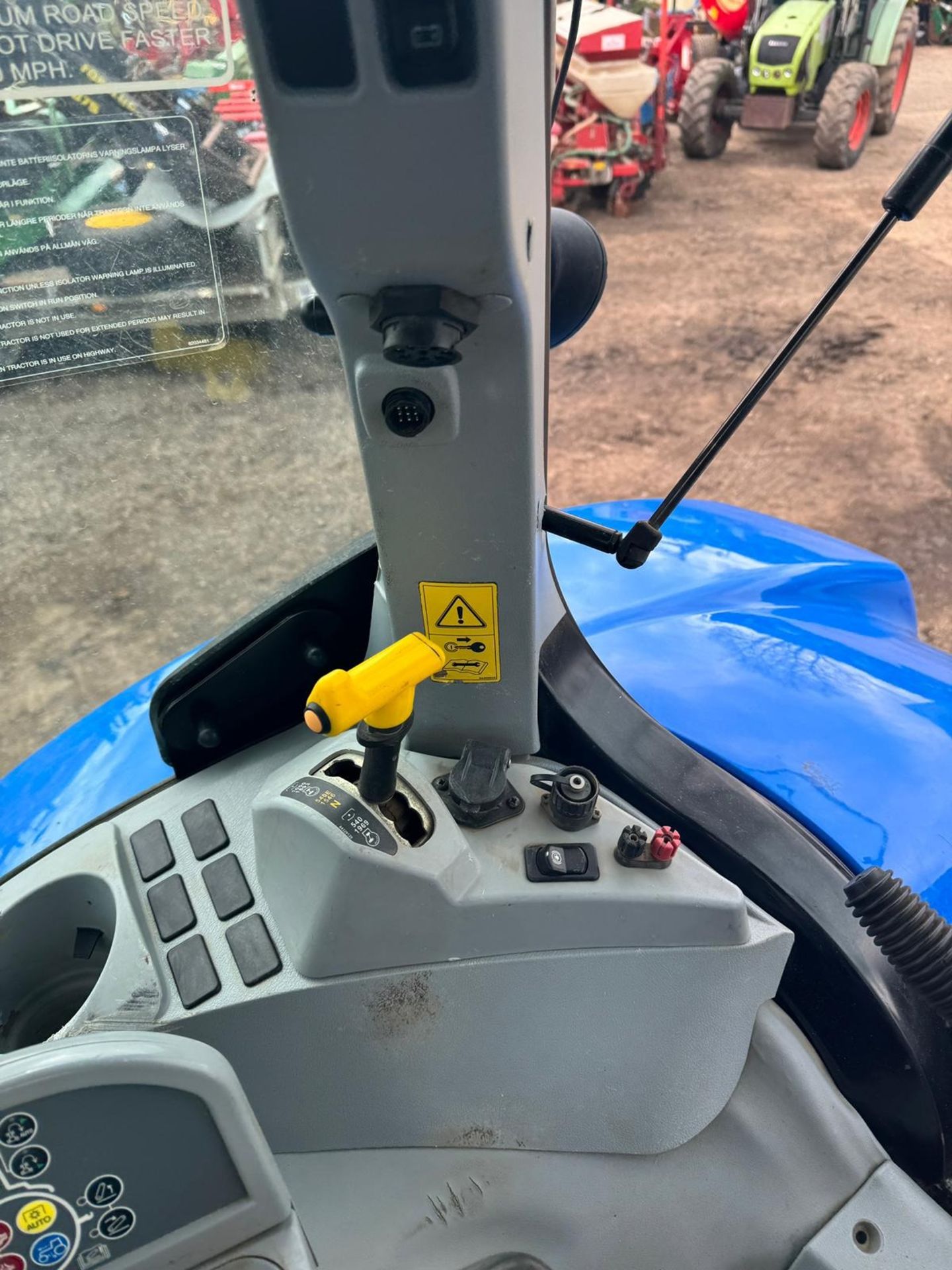 NEW HOLLAND T7.200 TRACTOR (2016) WITH FRONT LINKS AND AUTO COMMAND - Image 20 of 22