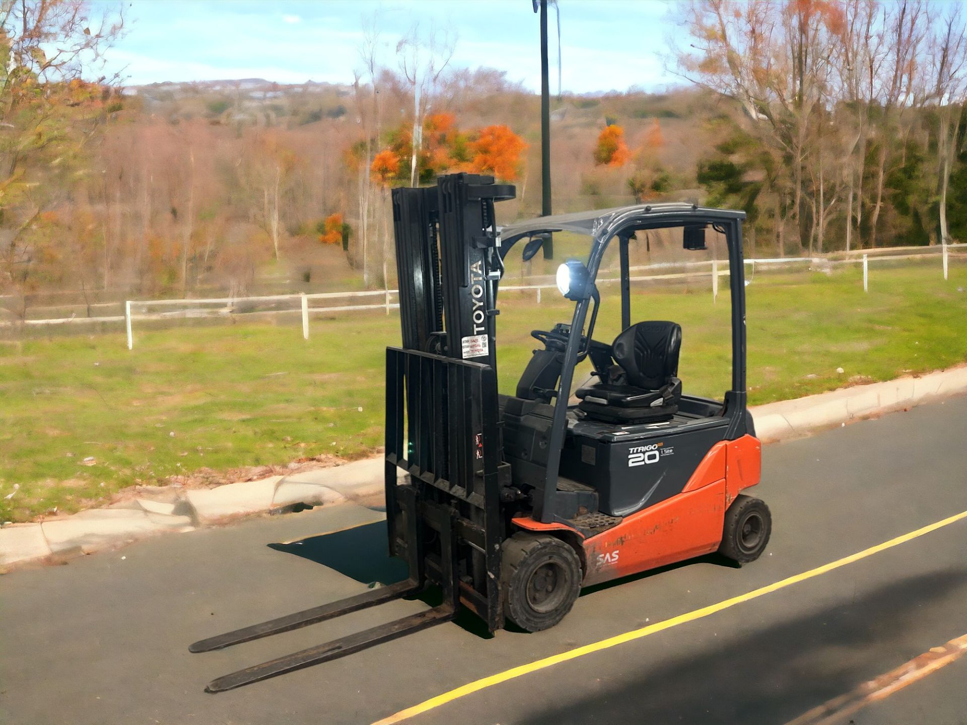 TOYOTA 8FBM20T ELECTRIC FORKLIFT - 2016 **(INCLUDES CHARGER)** - Image 2 of 6