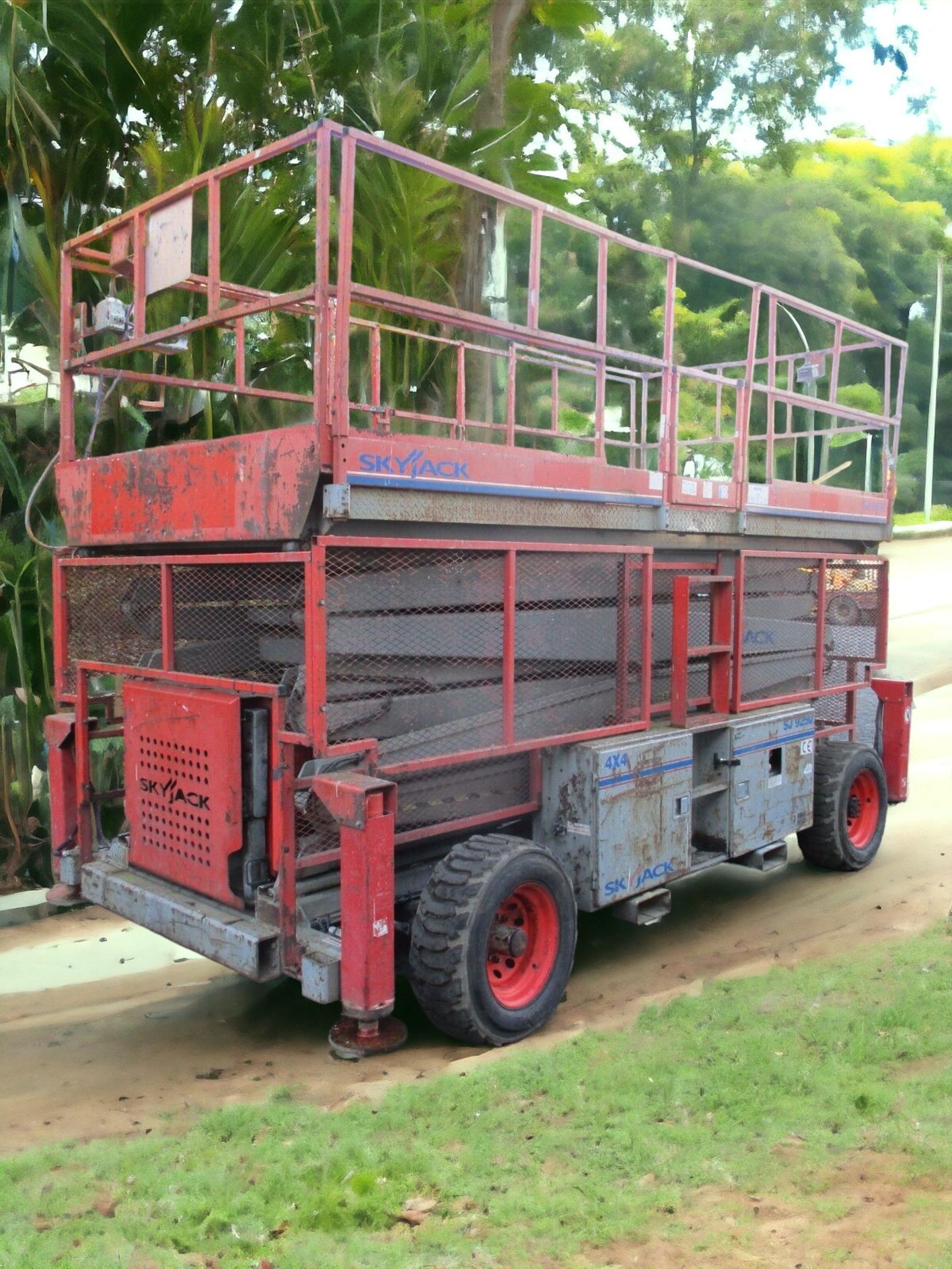 MAXIMIZE EFFICIENCY WITH THE SKYJACK SJ9250 SCISSOR LIFT - Image 9 of 12