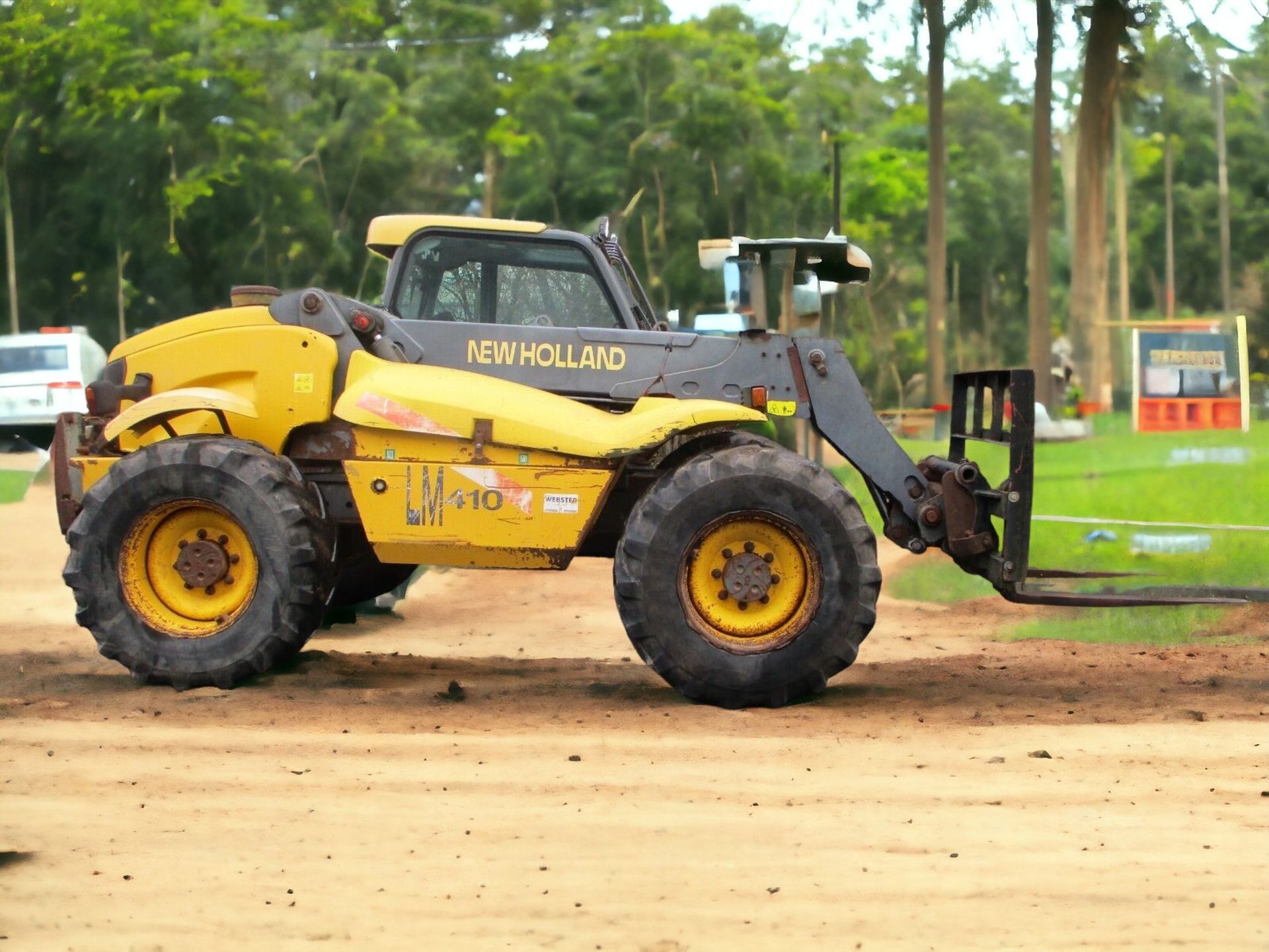 NEW HOLLAND LM410 TELEHANDLER - POWER, PRECISION, AND PERFORMANCE - Image 10 of 10
