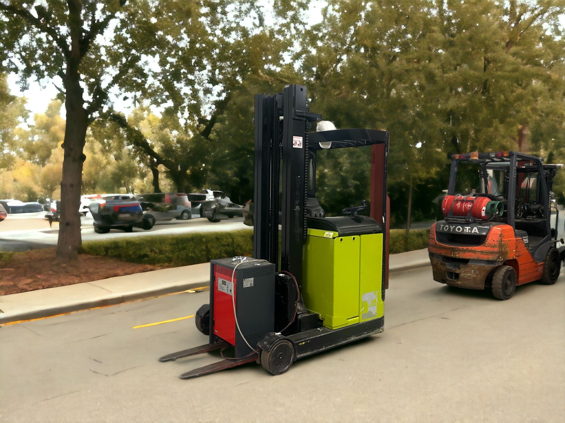 LINDE REACH TRUCK - MODEL R14 (2000) **(INCLUDES CHARGER)** - Image 2 of 6